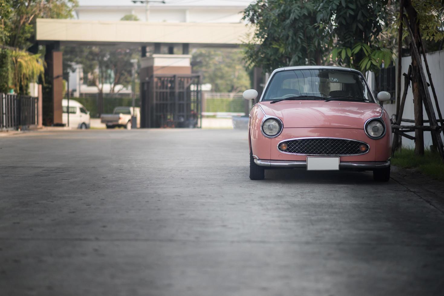 Oldtimer in einer Straße geparkt foto