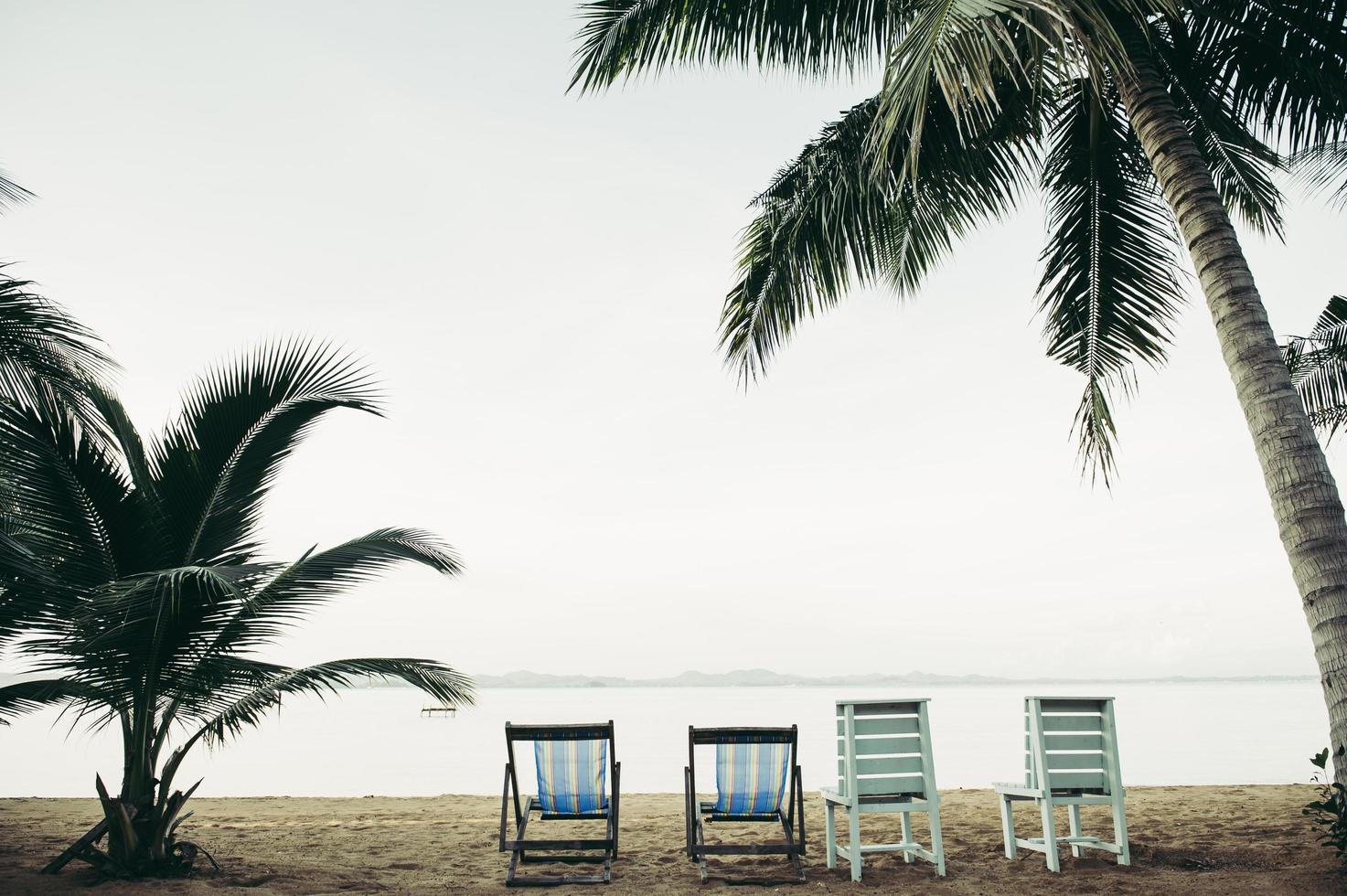 Meer mit Resort Liegestühlen foto