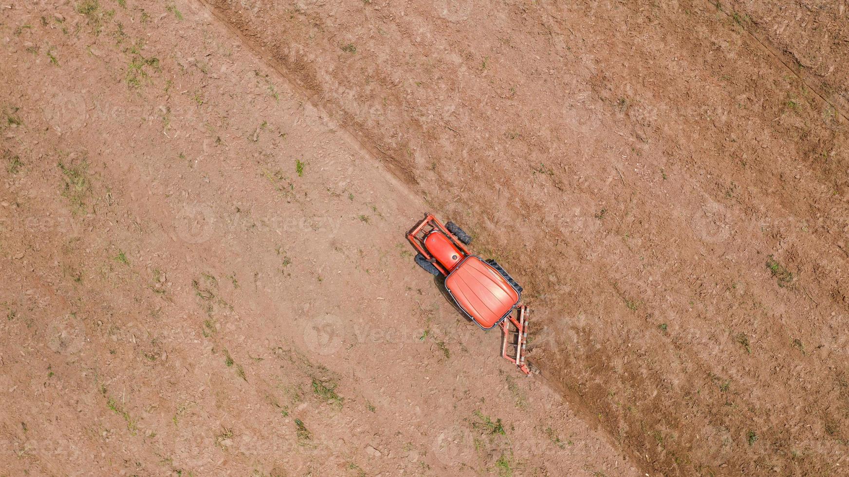 Luftaufnahme eines roten Traktors in einem Feld foto