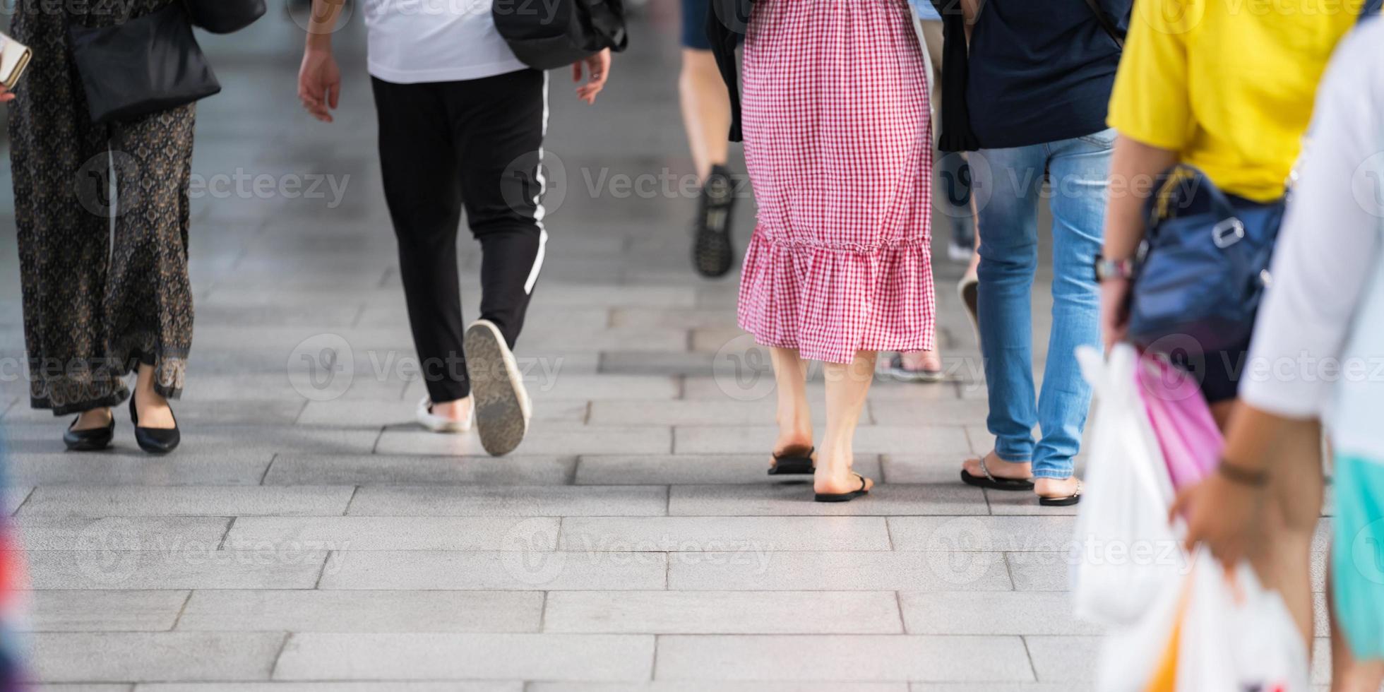 Nahaufnahme von Fußgängern, die in der Stadt gehen foto