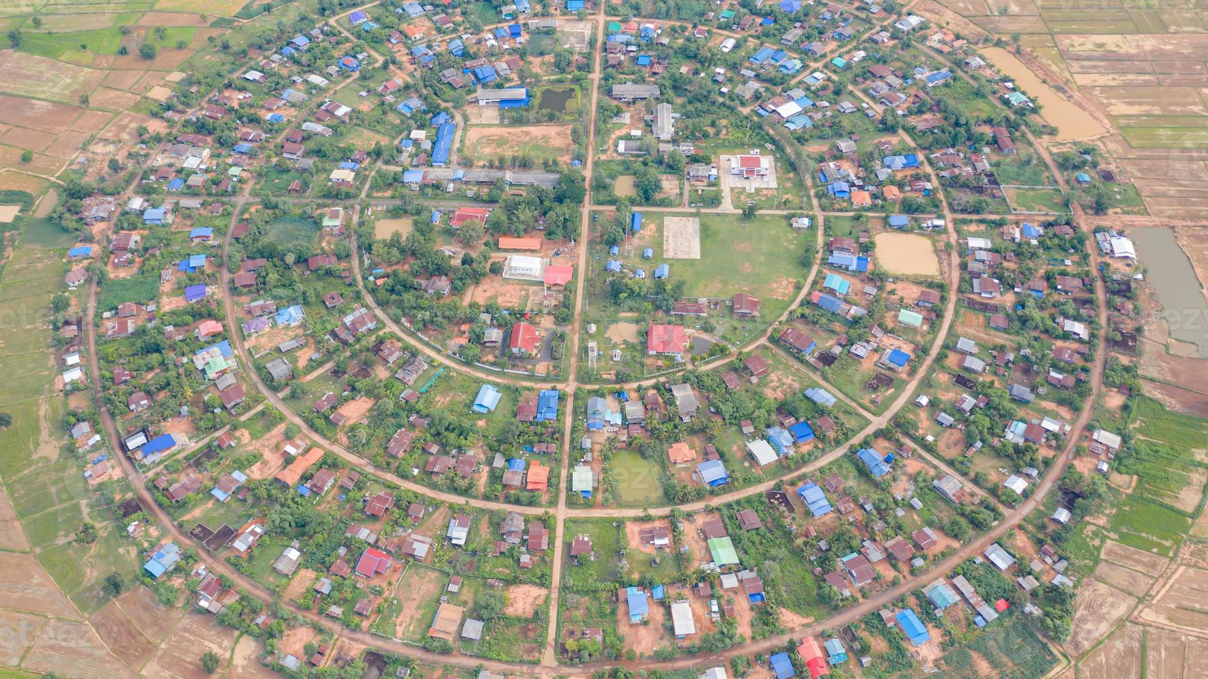 Luftaufnahme eines Dorfes foto