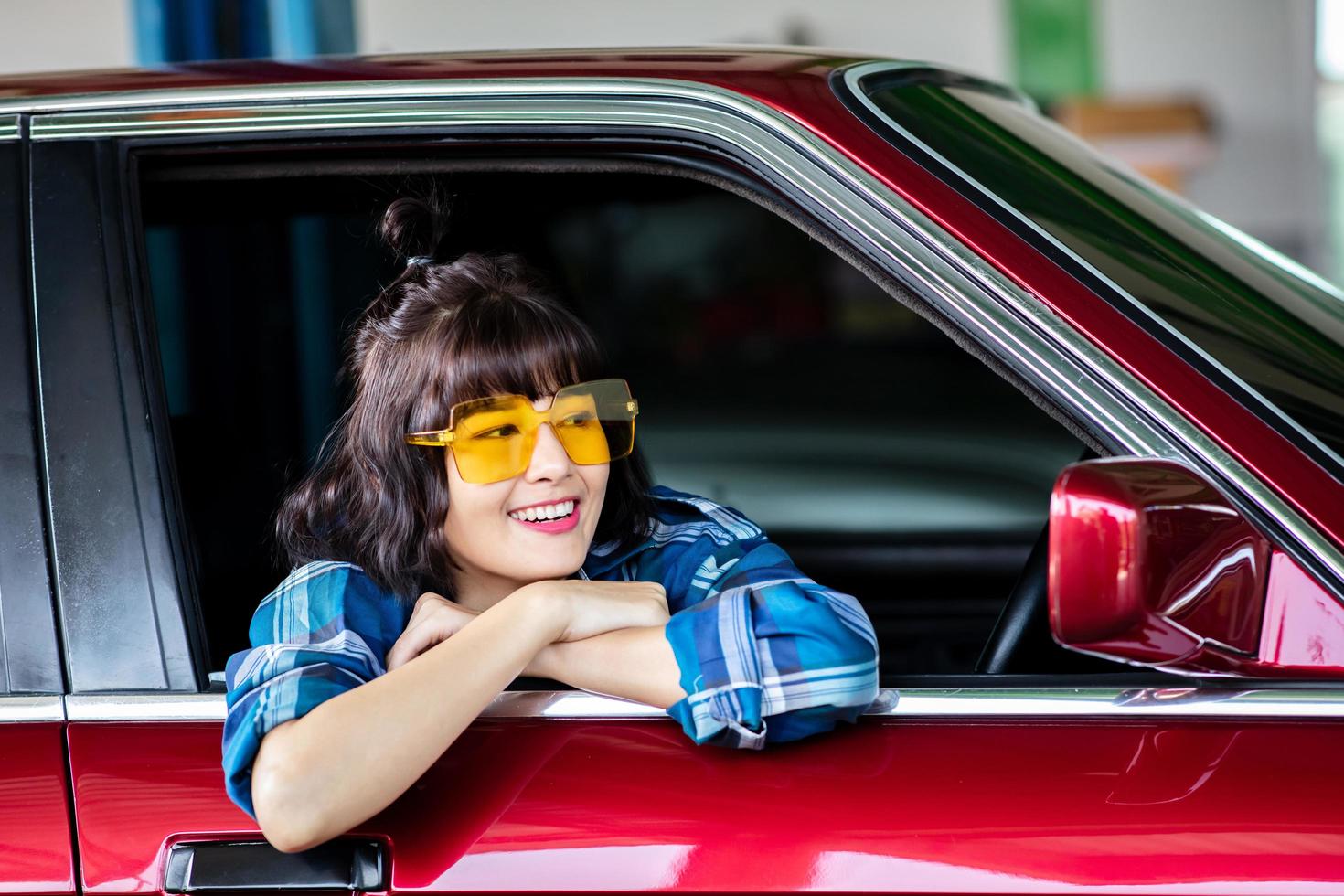 Porträt einer niedlichen Frau, die in einem Auto sitzt foto