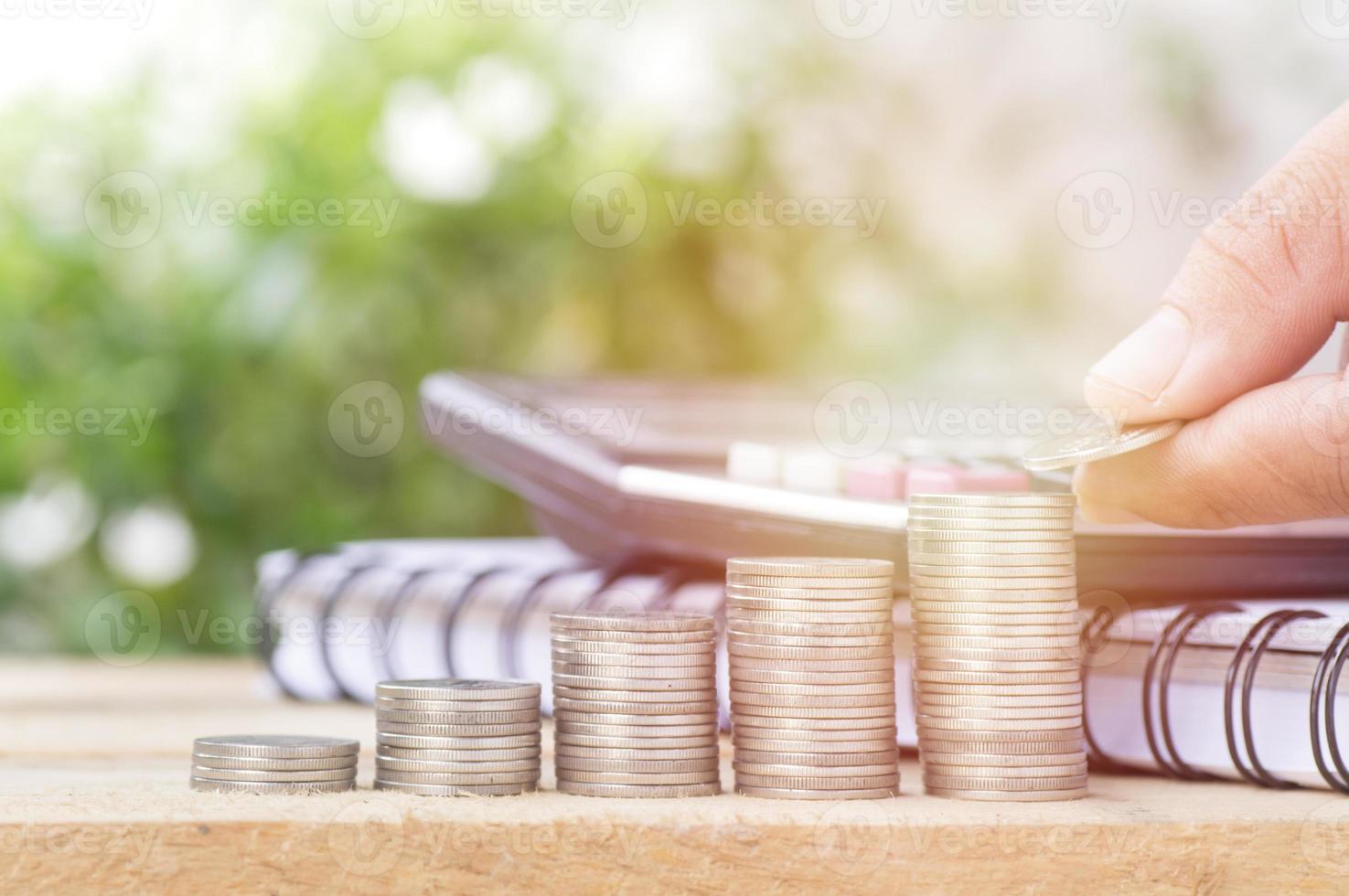 Münzen auf einem Schreibtisch gestapelt foto