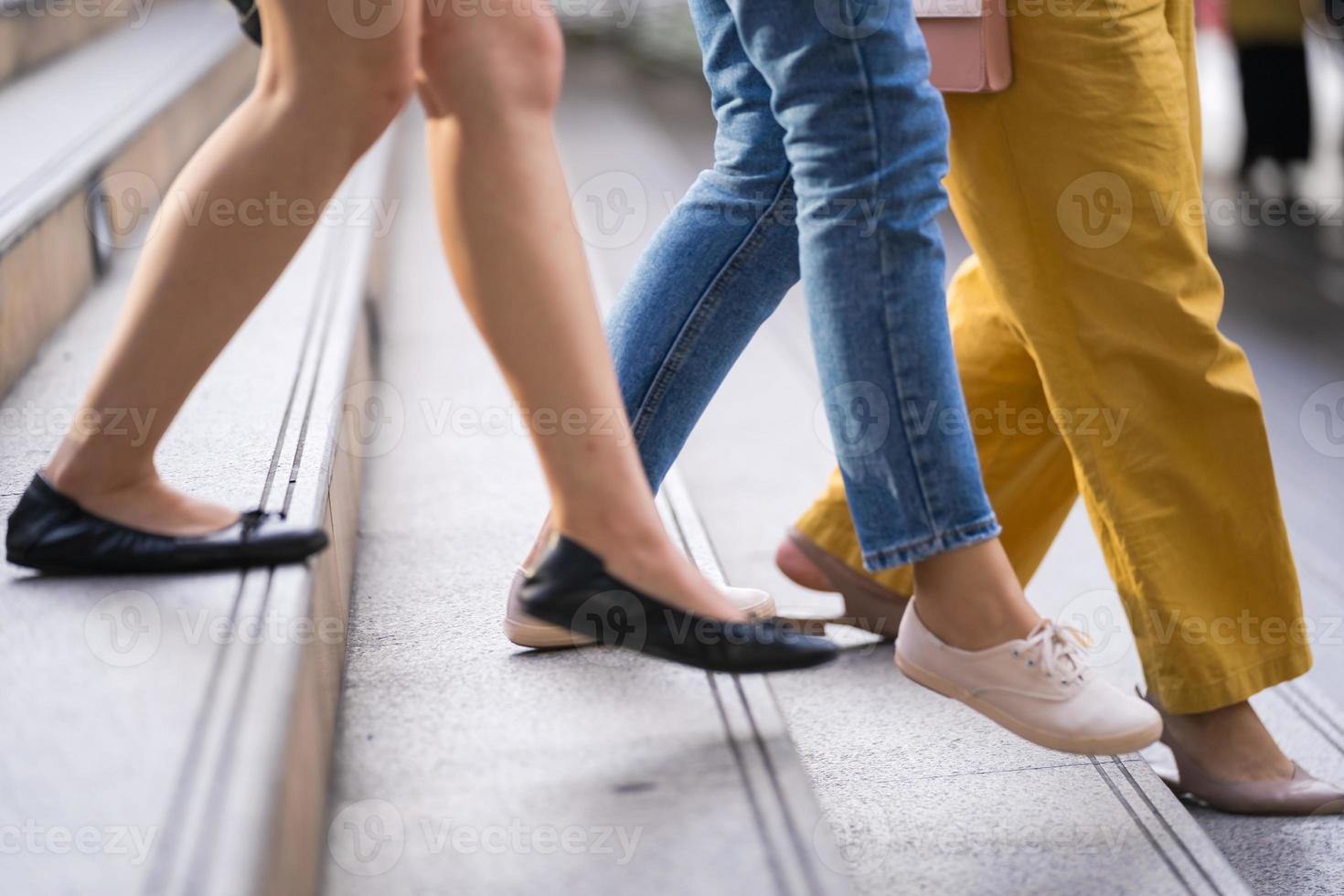 Nahaufnahme der Füße der Menschen foto