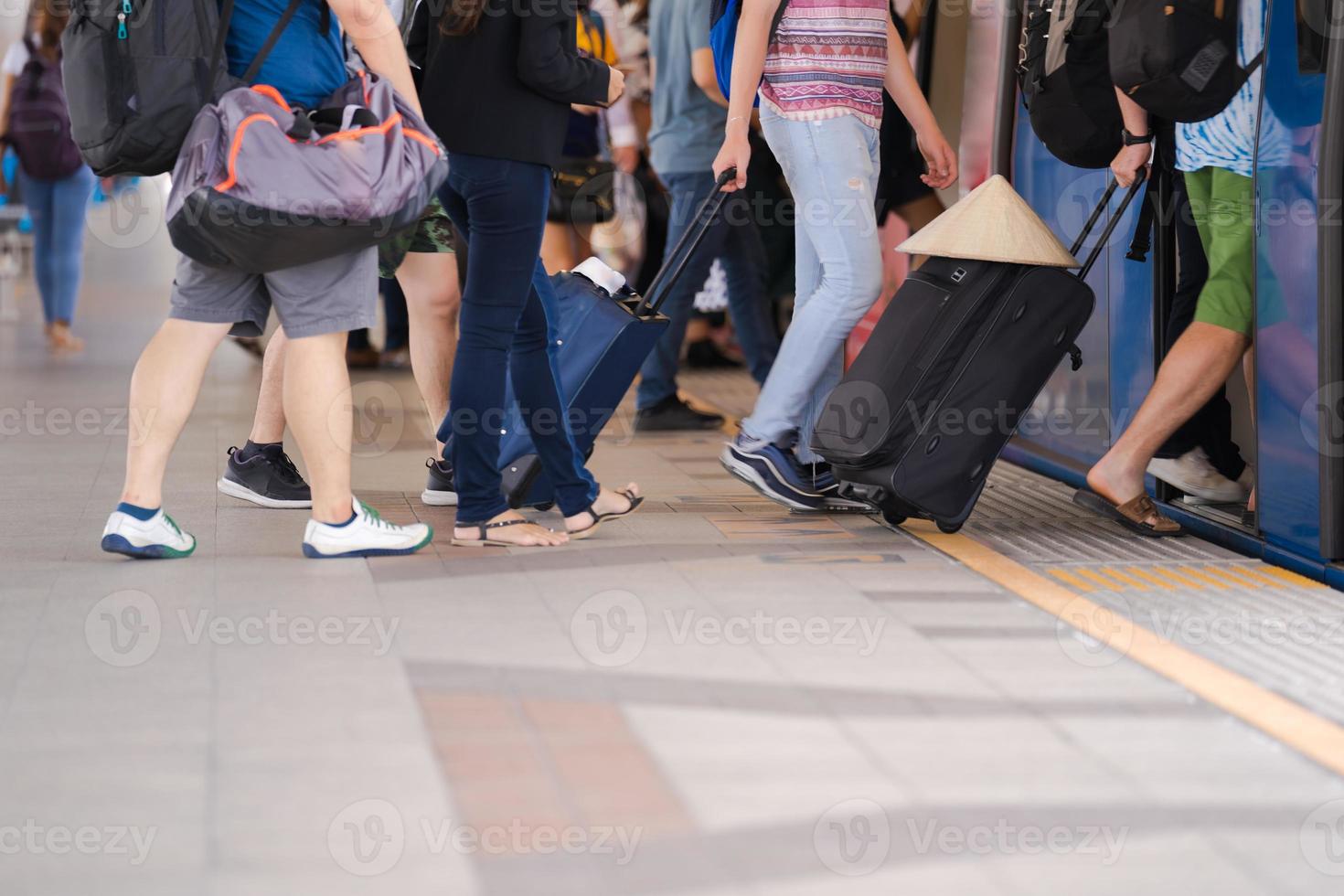 Leute, die auf einer Straße in der Stadt gehen foto