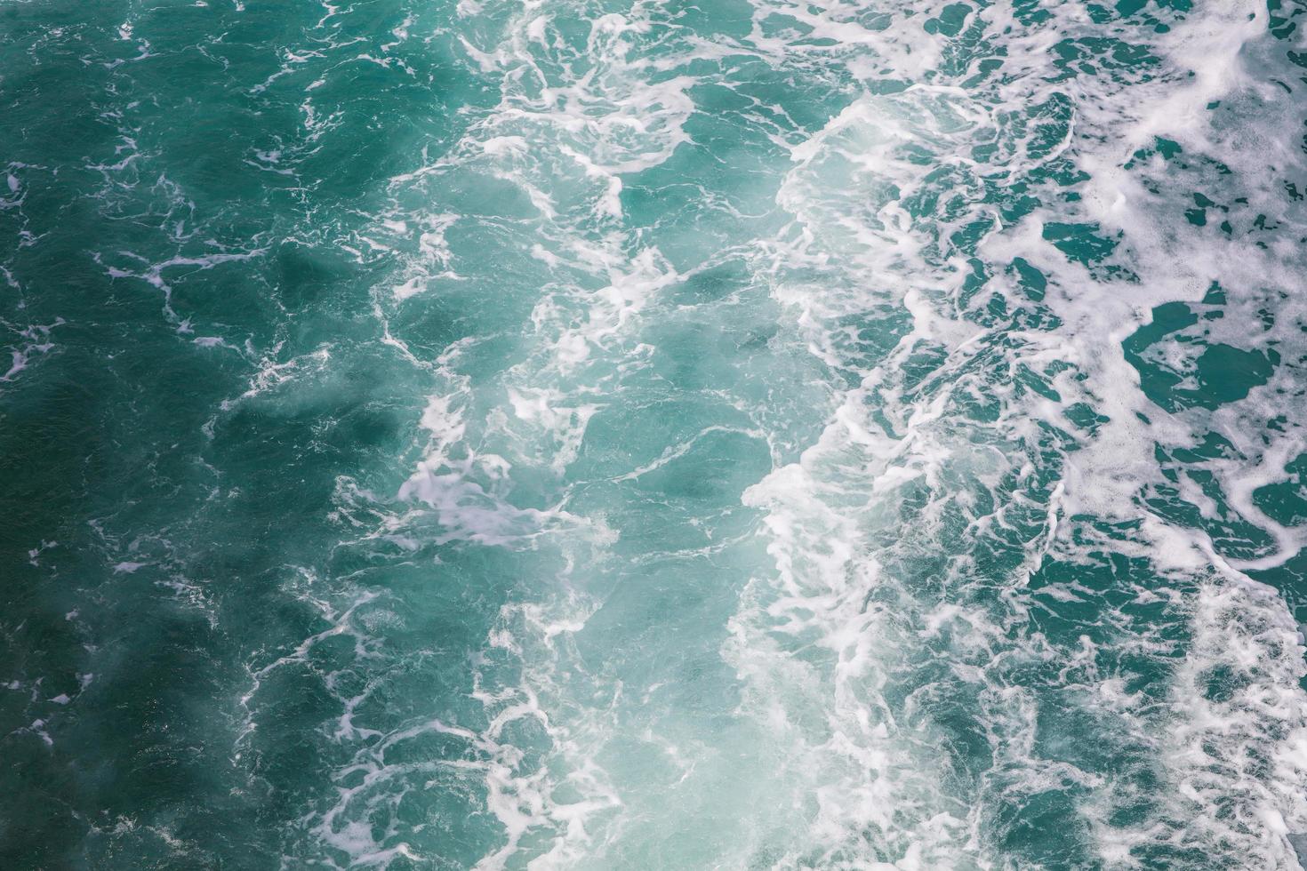 Nahaufnahme von Blasen von einer Fähre im Meer, Meerwasserschiffspur mit einer schaumigen Welle foto