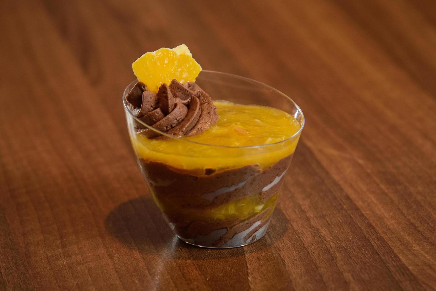 Schokoladen-Panna-Cotta mit Orange im Glas foto