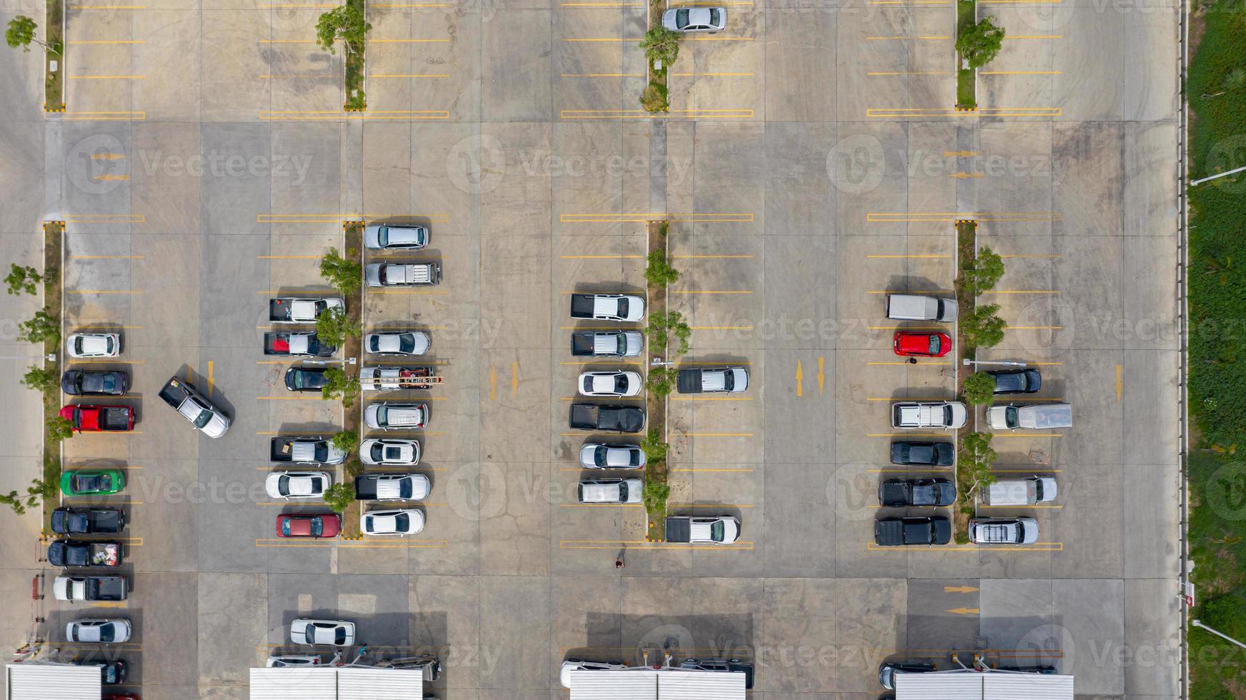 Draufsicht auf einen Außenparkplatz foto