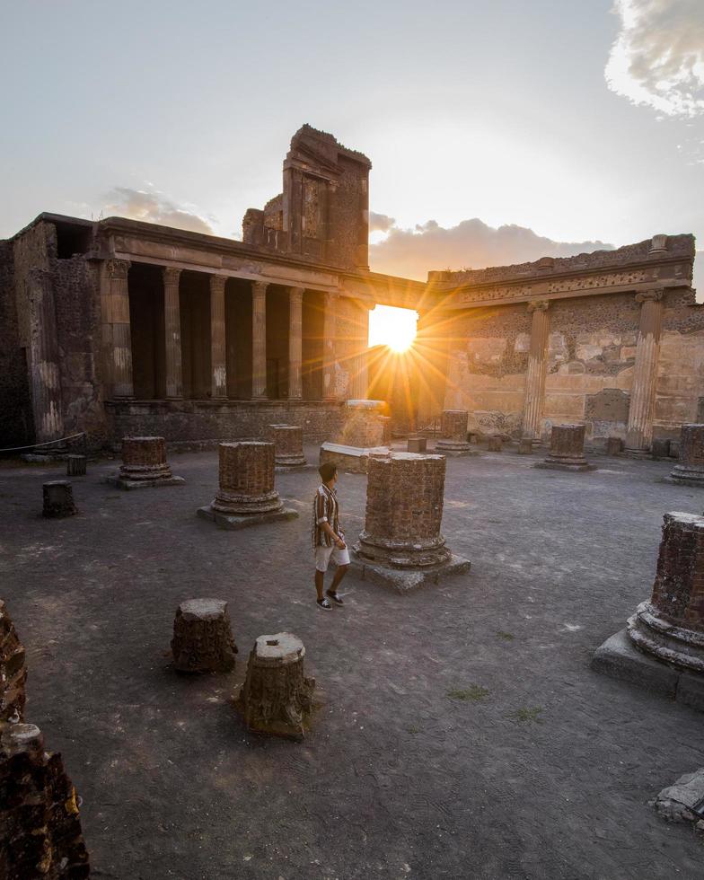 Sonnenuntergang in den Ruinen von Pompeji, Italien foto