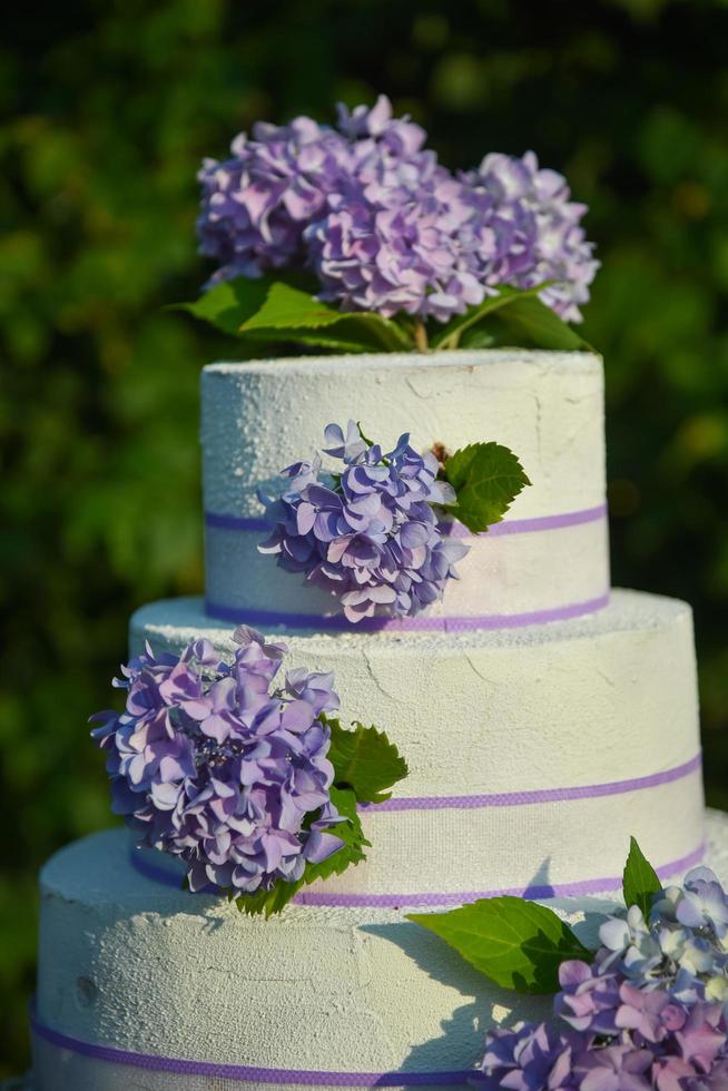 lila Hortensien auf einem Kuchen foto