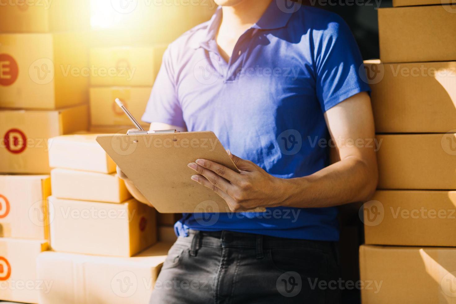 Kleinunternehmen aufstrebender Unternehmer, kleine und mittlere Unternehmen, die im Home Office mit Computer arbeiten, Online-Marketing-Verpackungsbox-Lieferung, KMU-E-Commerce-Telemarketing-Konzept. foto