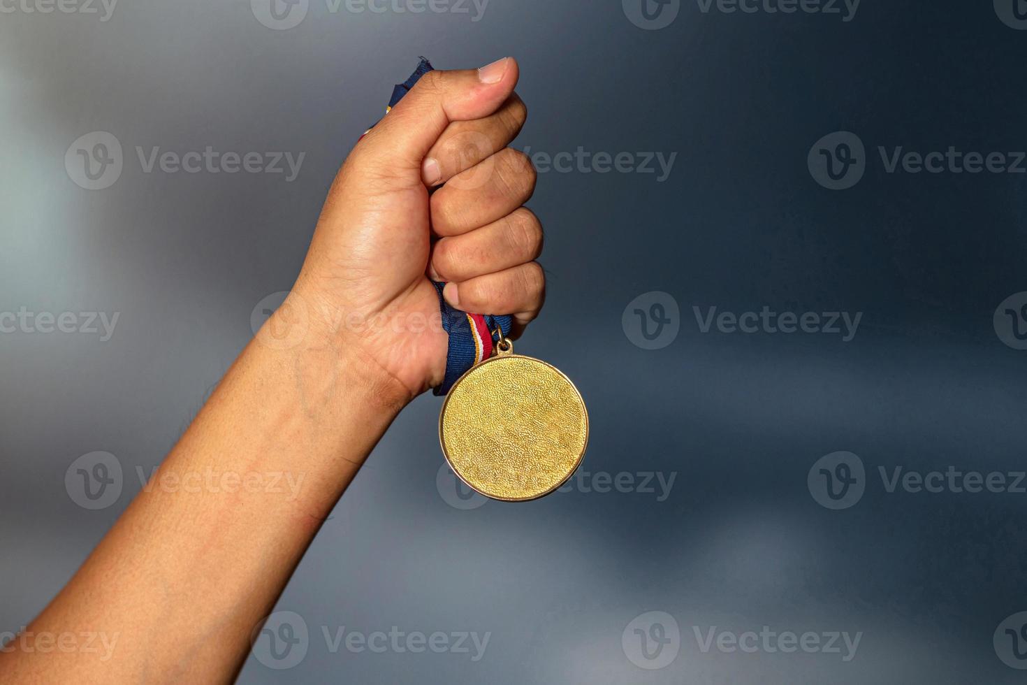 Person mit einer Goldmedaille foto