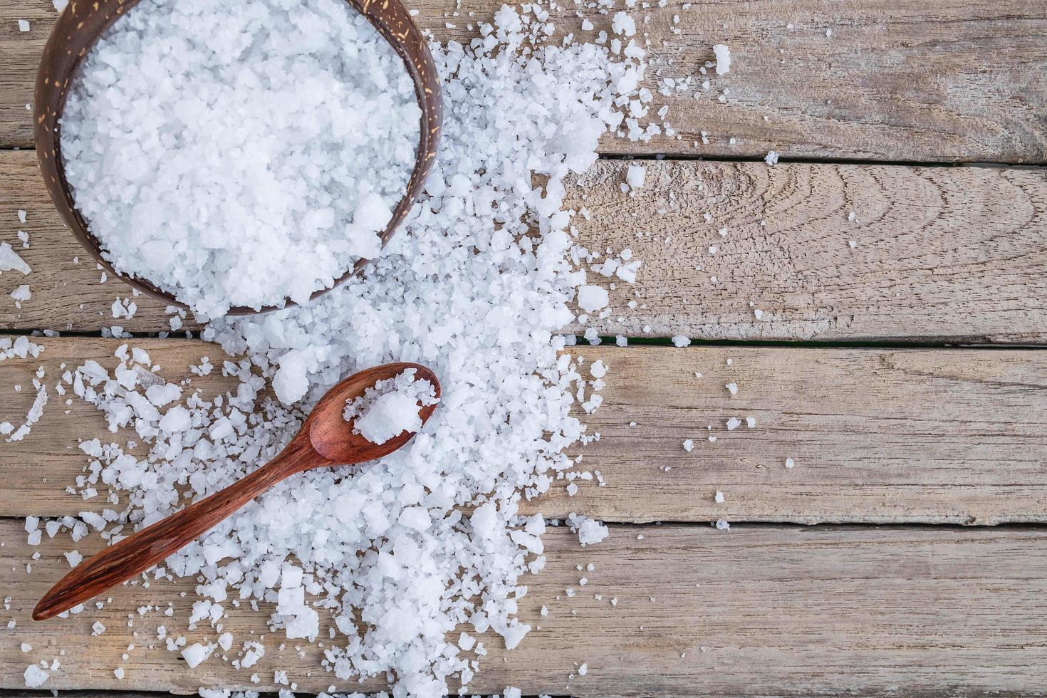 Draufsicht des Salzes auf einem Holztisch foto