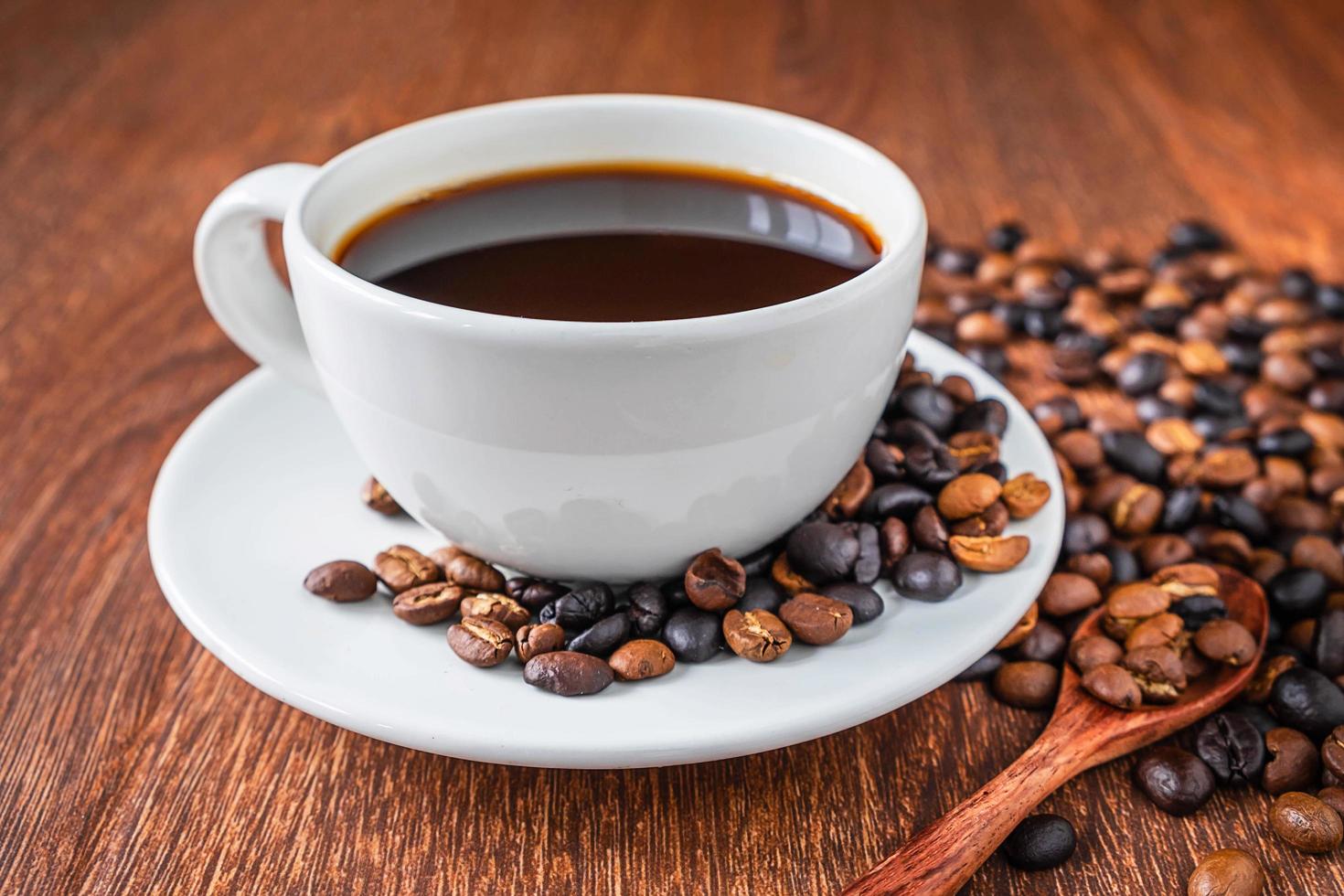 Nahaufnahme einer Tasse Kaffee mit Bohnen foto