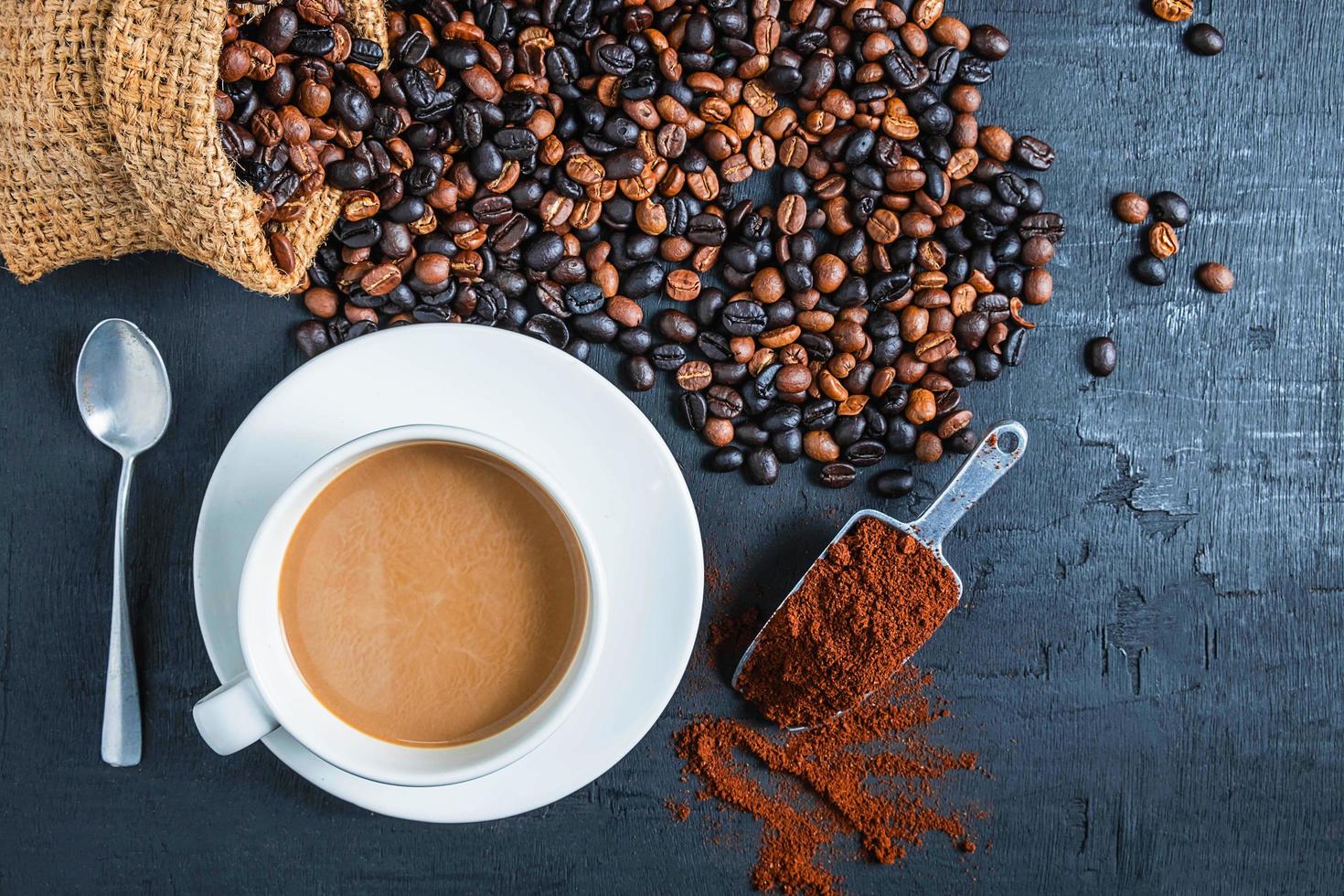 Draufsicht des Kaffees auf einem dunklen Hintergrund foto