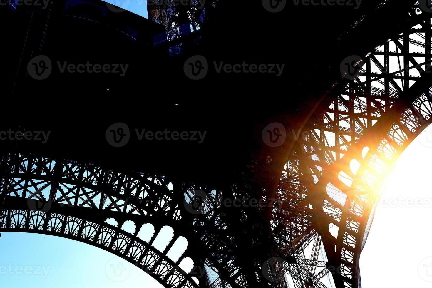 riesig Kurve von Eiffel Turm mit natürlich Licht Strahl Hintergrund. foto