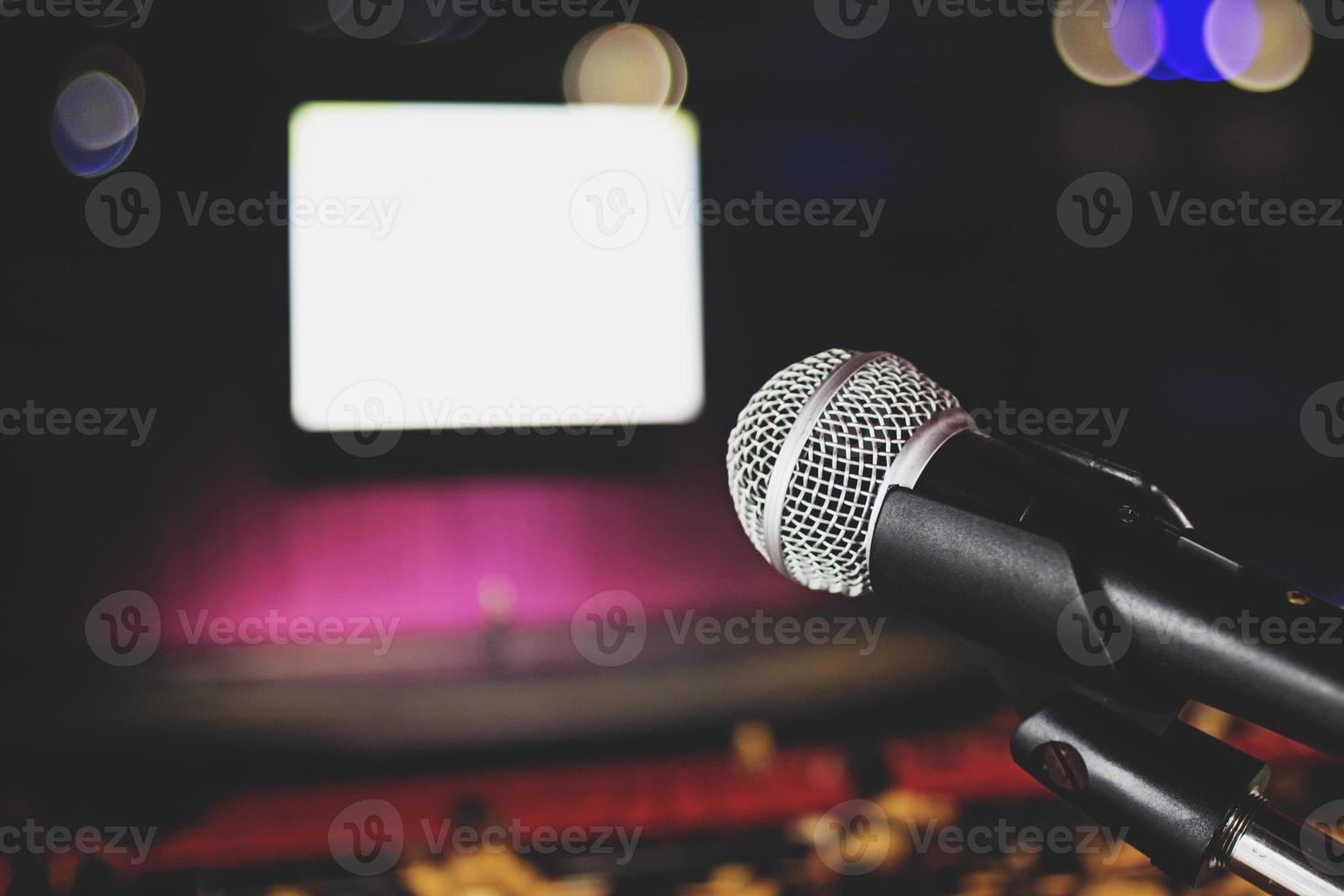 Mikrofon auf Unschärfe Bühne und Halle Hintergrund foto