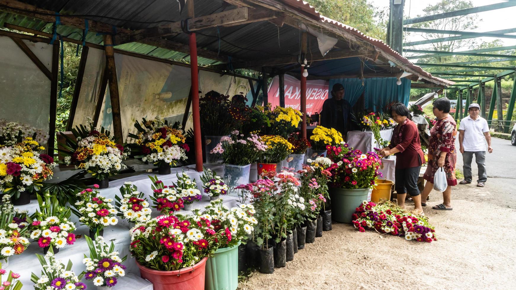 tomohon, indonesien dezember 2022, ein geschäftiger blumenladen vor dem neuen jahr foto