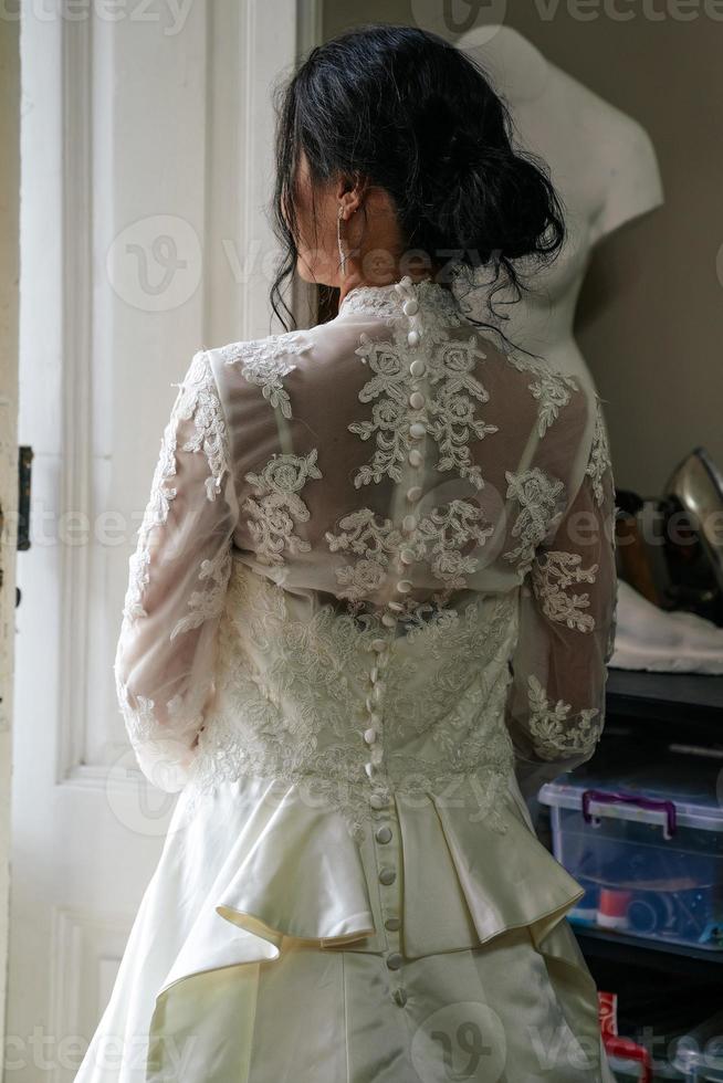 Porträt von ein Mädchen im ein Hochzeit Kleid Nahansicht foto