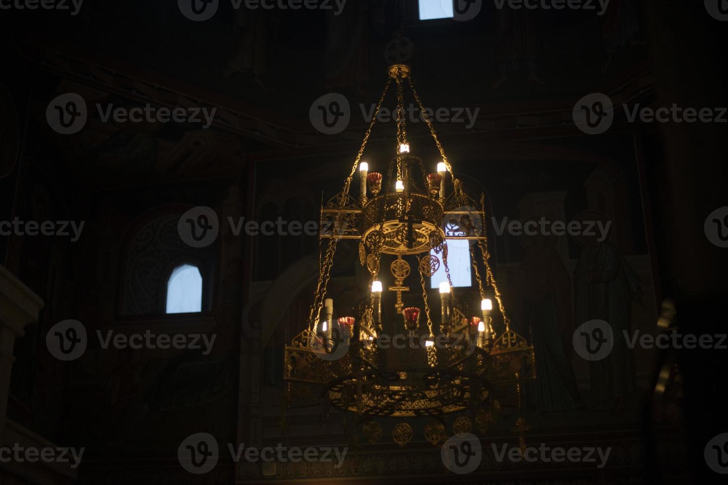 Leuchter im Tempel. golden Leuchter im uralt Tempel. Innere im Kirche. foto