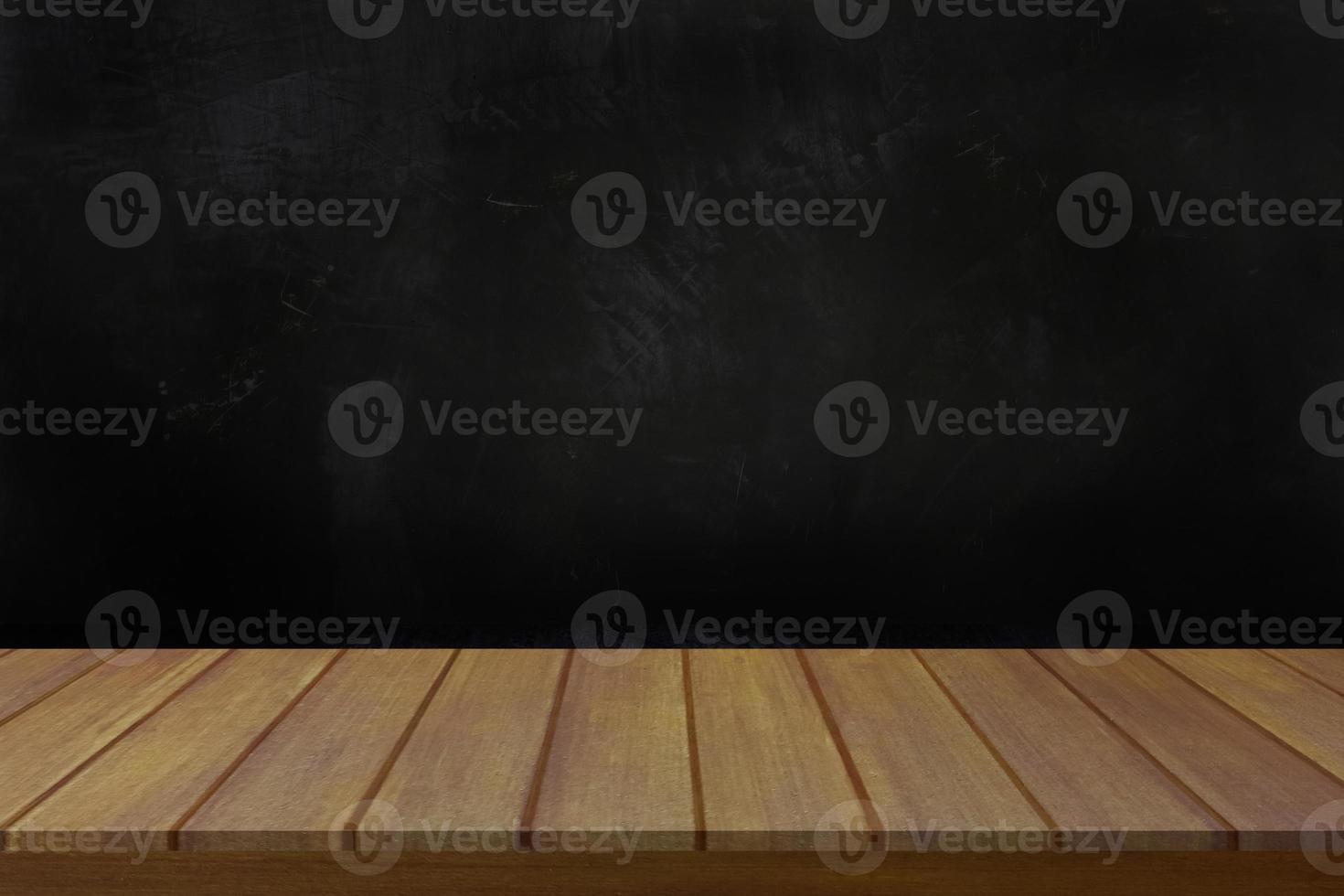 Holztisch auf dunklem Hintergrund foto