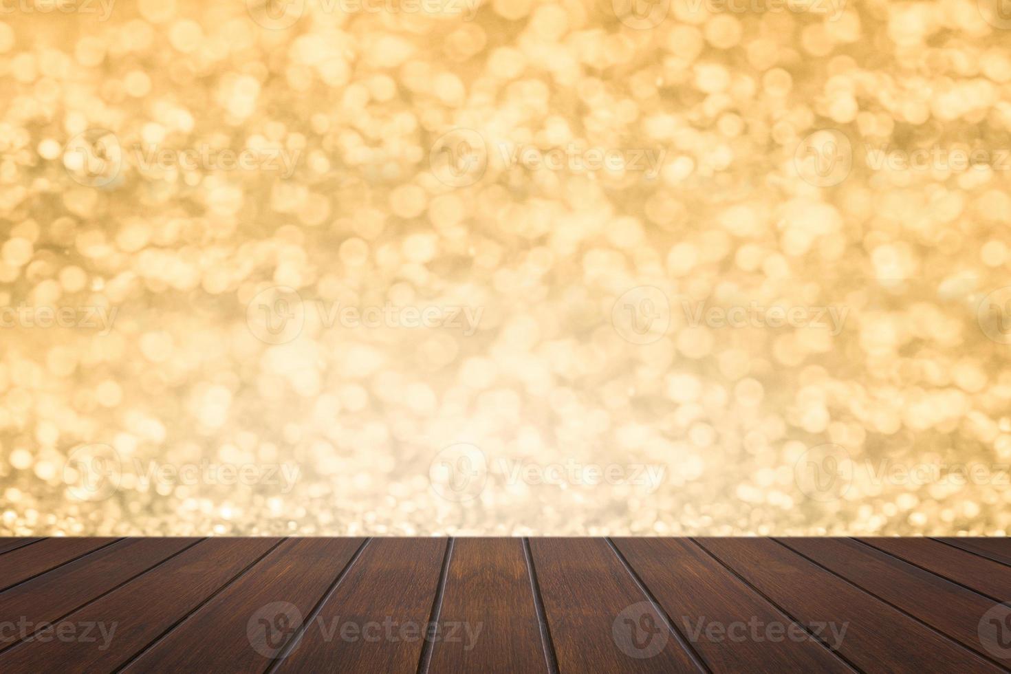 Holzregal mit Gold Bokeh Hintergrund foto