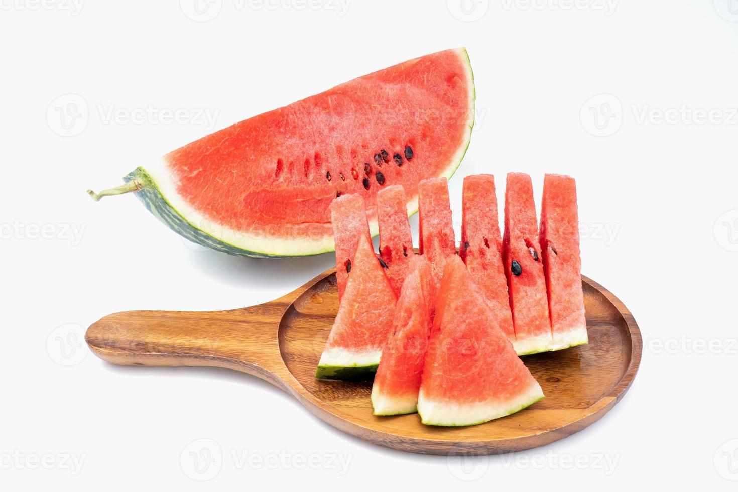 Wassermelone auf Holztablett lokalisiert auf weißem Hintergrund foto