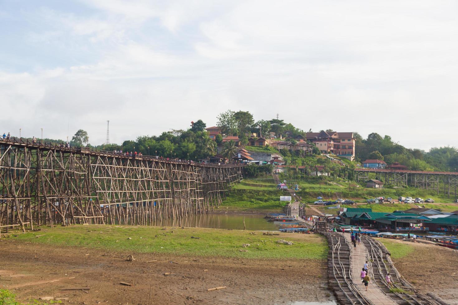 Holzbrücke in Kanchanaburi, Thailand foto