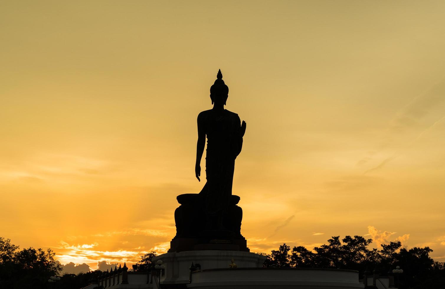 große Buddha-Silhouette in Thailand bei Sonnenuntergang foto