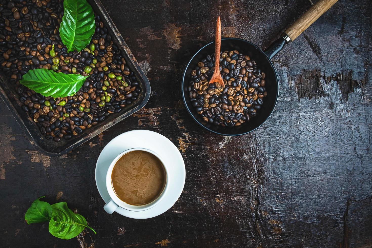 Tasse Kaffee mit gerösteten Kaffeebohnen foto