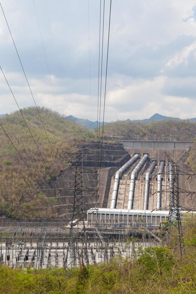 Strommasten und Kraftwerk in Thailand foto