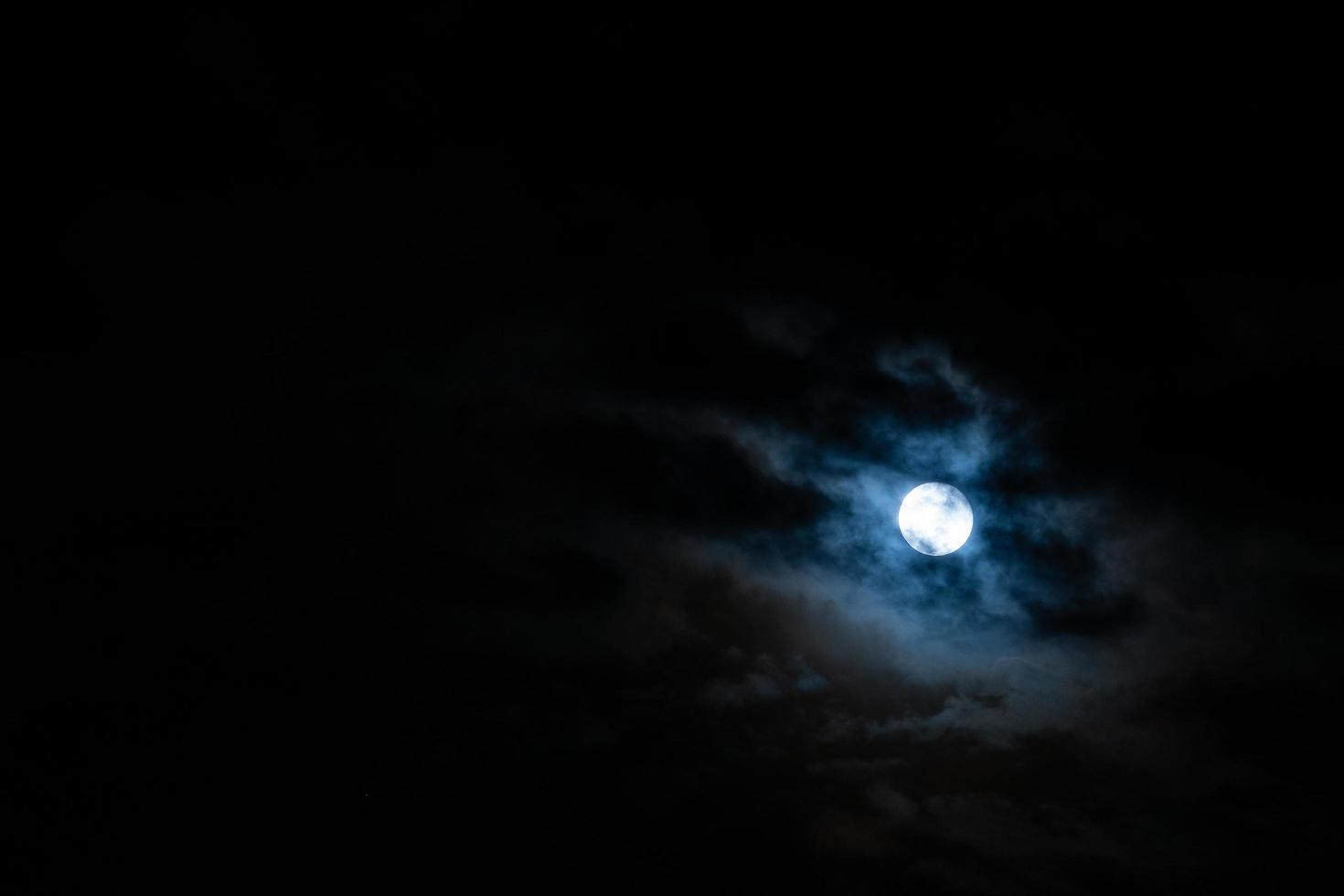 Vollmond und Wolken foto