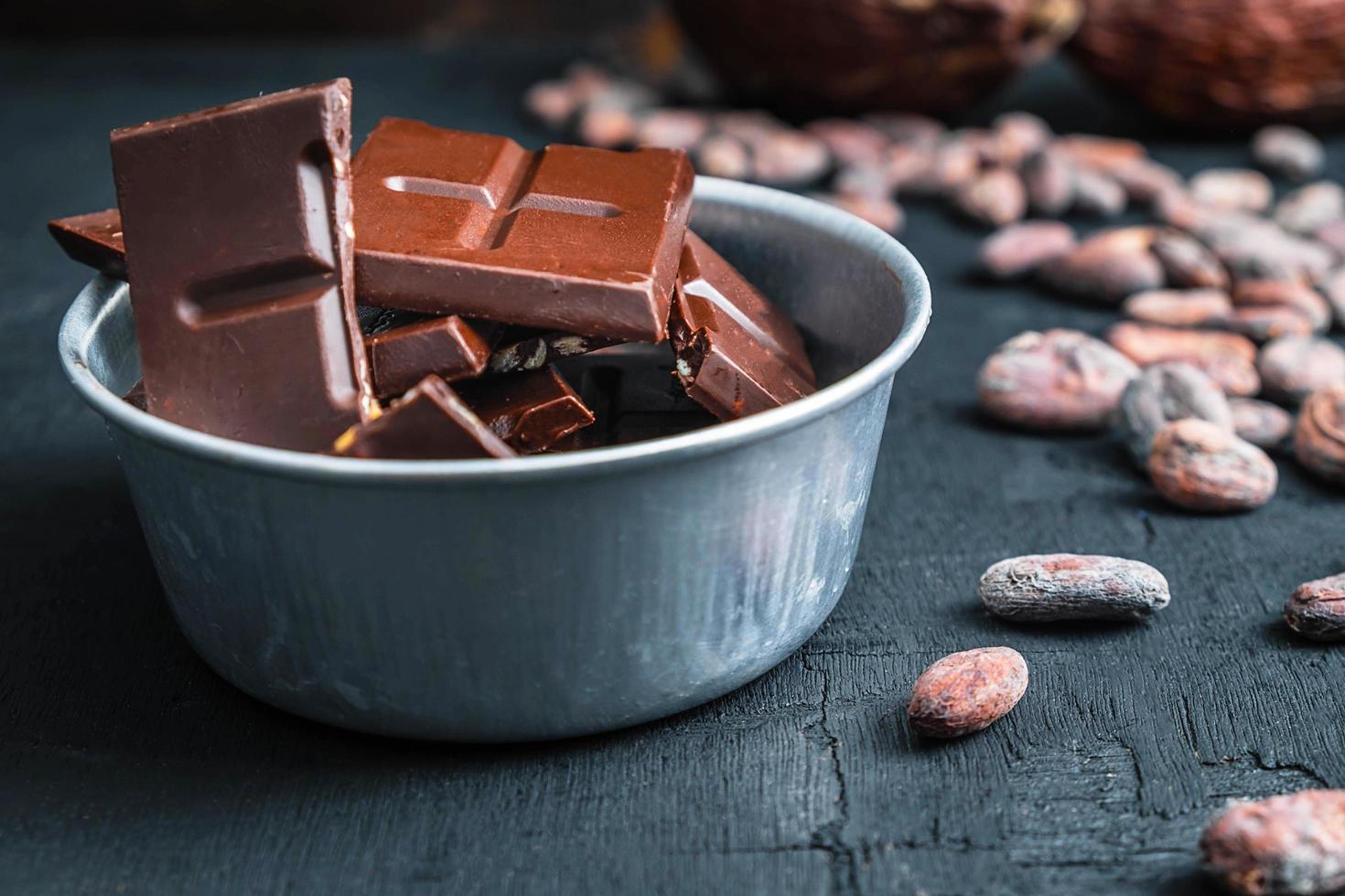 Schokolade und Kakaobohnen foto