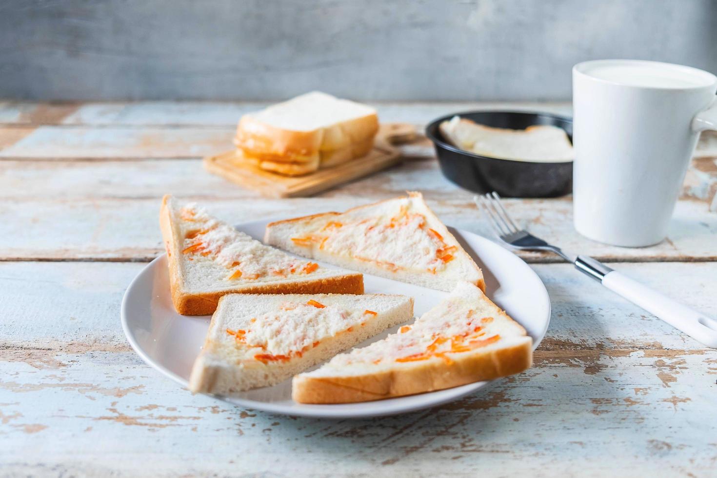 geschnittener Toast auf einem Teller foto