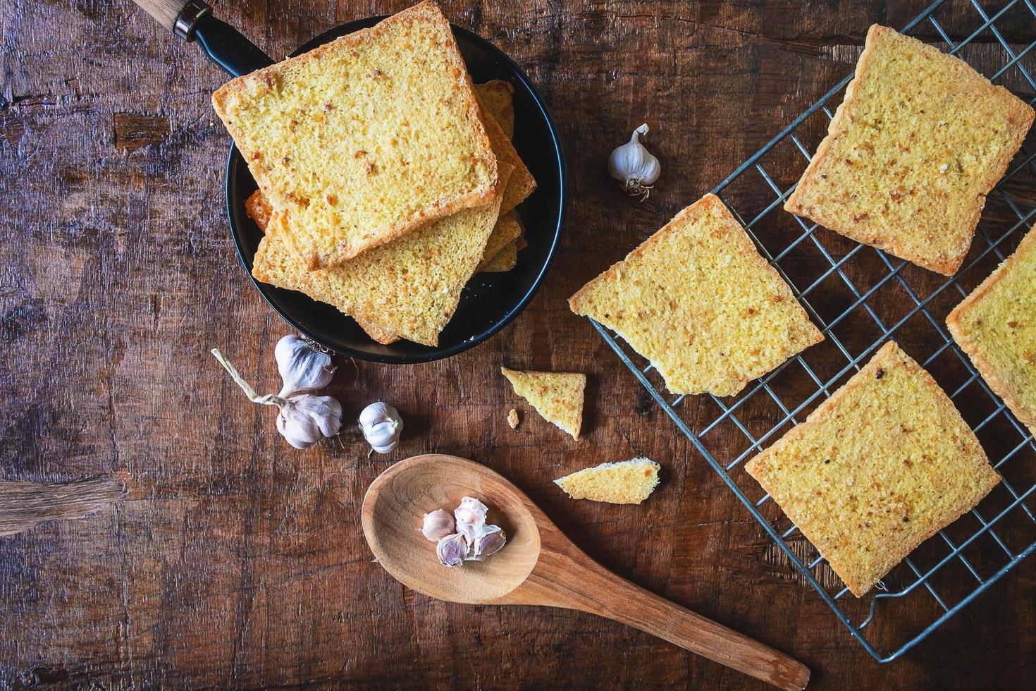 frisches Knoblauchbrot aus dem Ofen foto