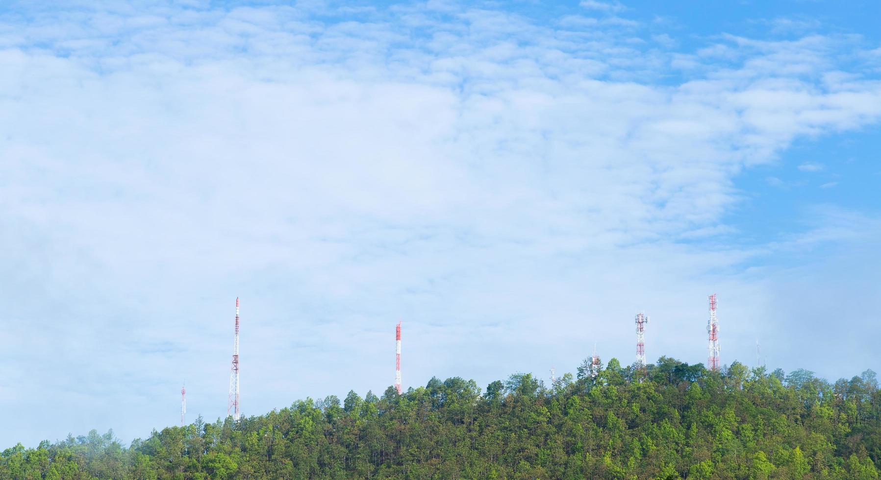 Telekommunikationstürme im Wald foto