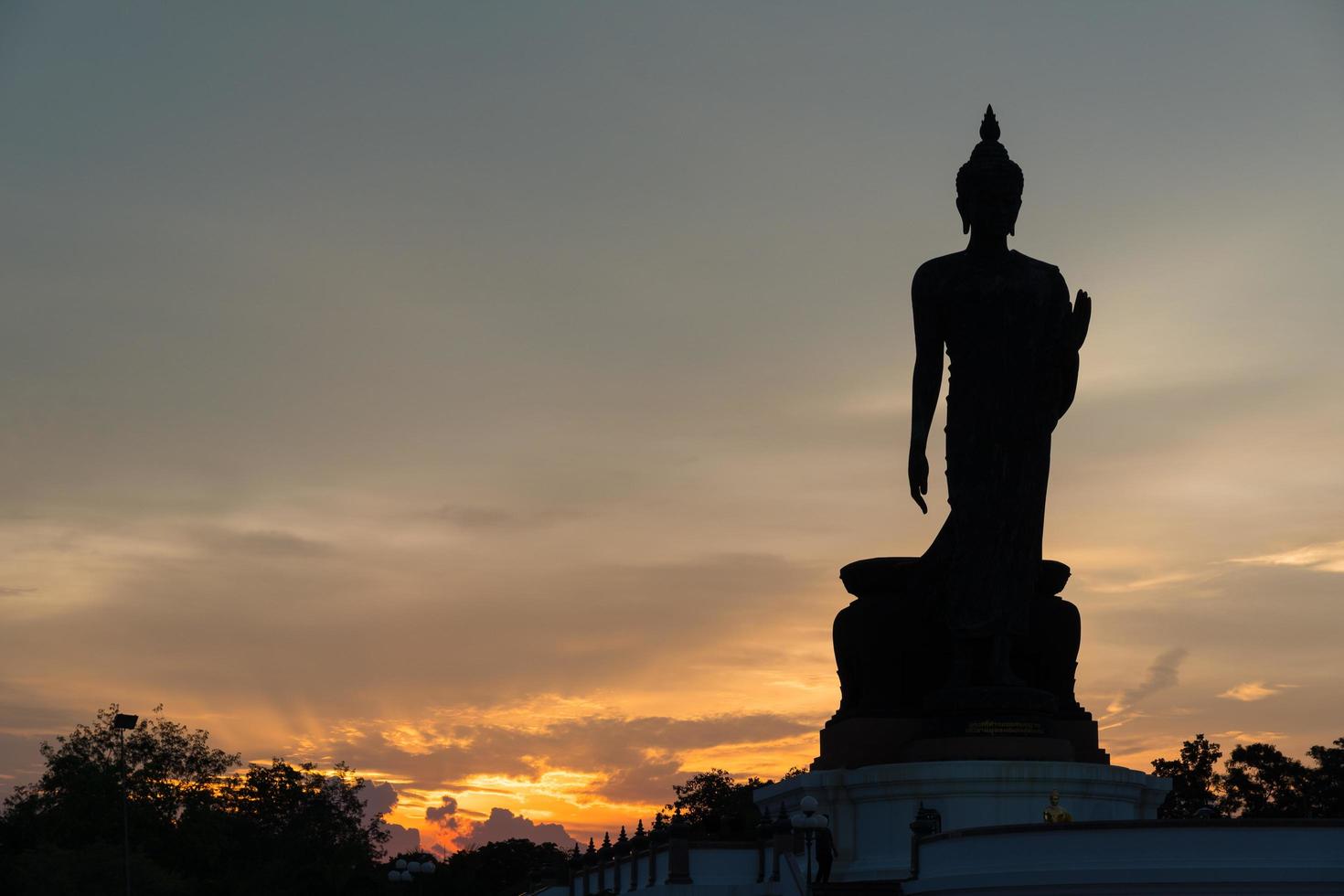 große Buddha-Silhouette in Thailand bei Sonnenuntergang foto