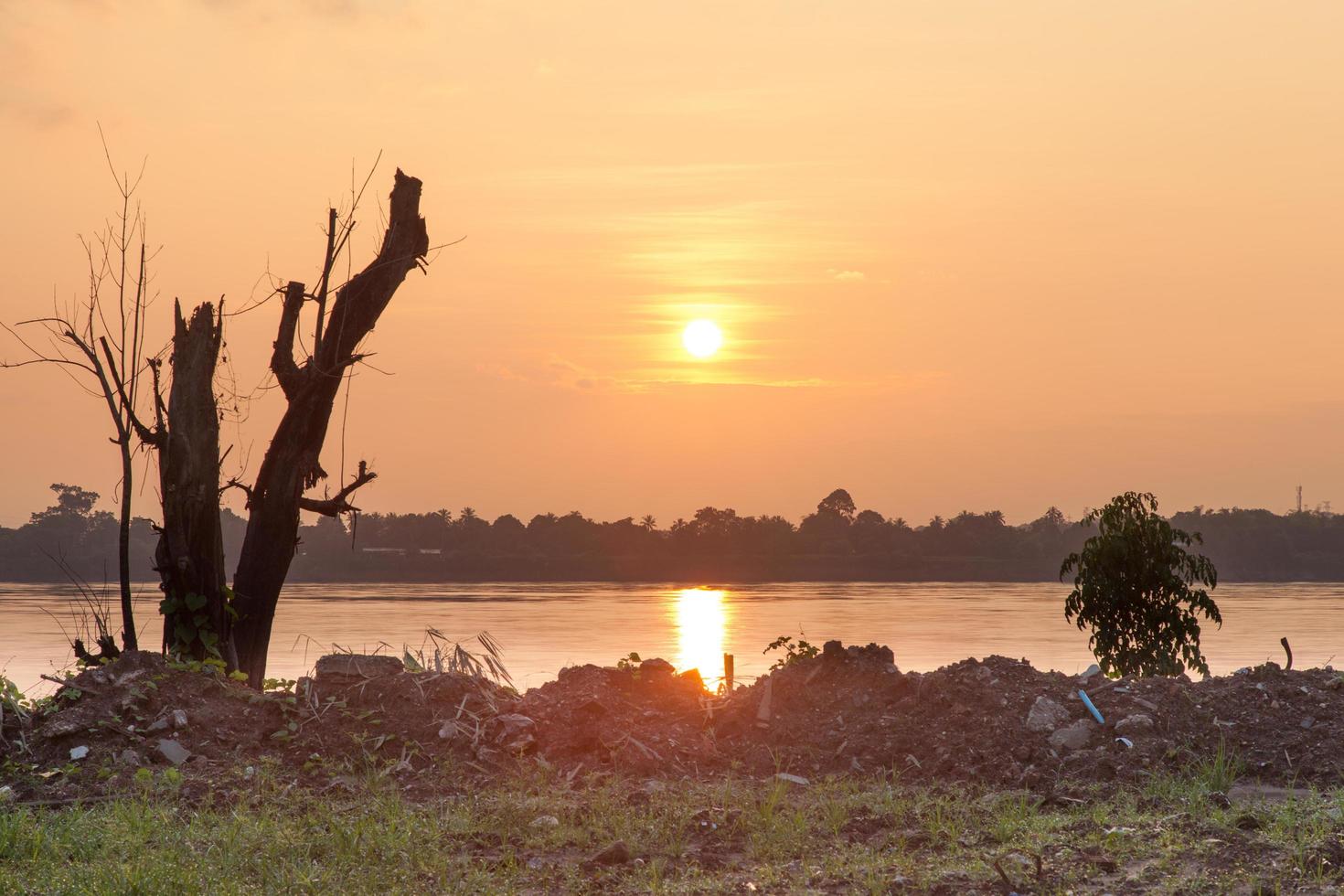 Sonnenaufgang am Flussufer foto