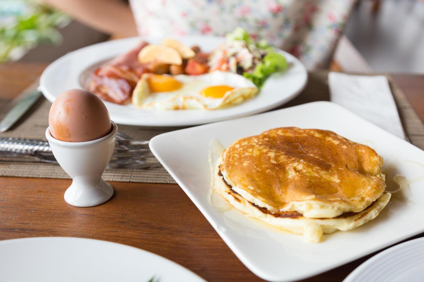 Pfannkuchen, pochierte Eier foto