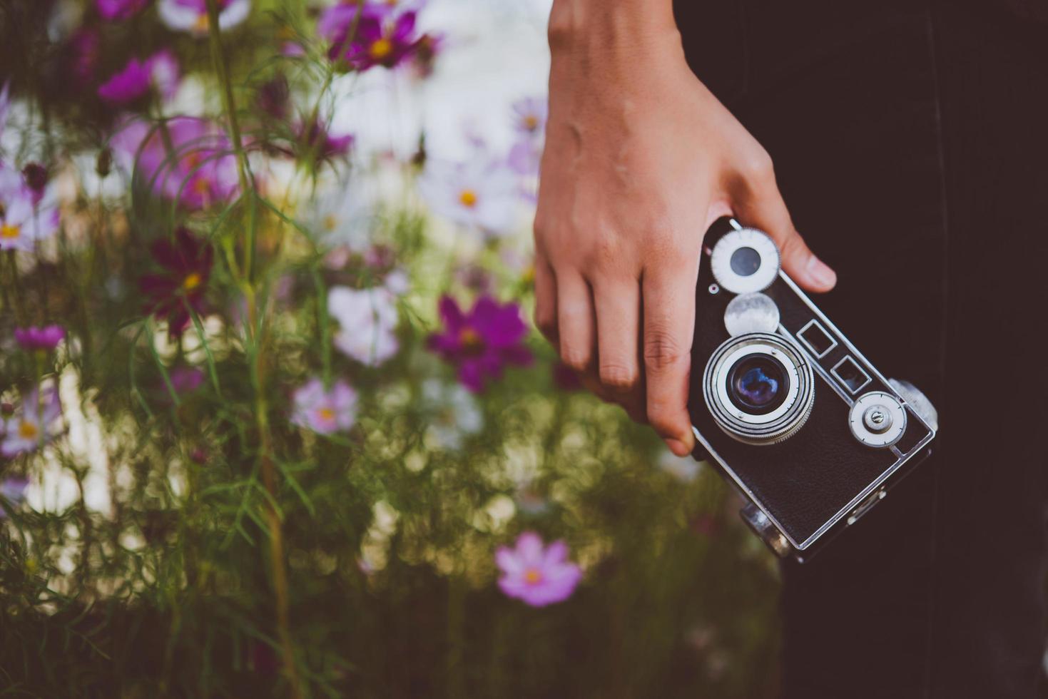 Nahaufnahme der Hipster-Frau mit Vintage-Kamera foto