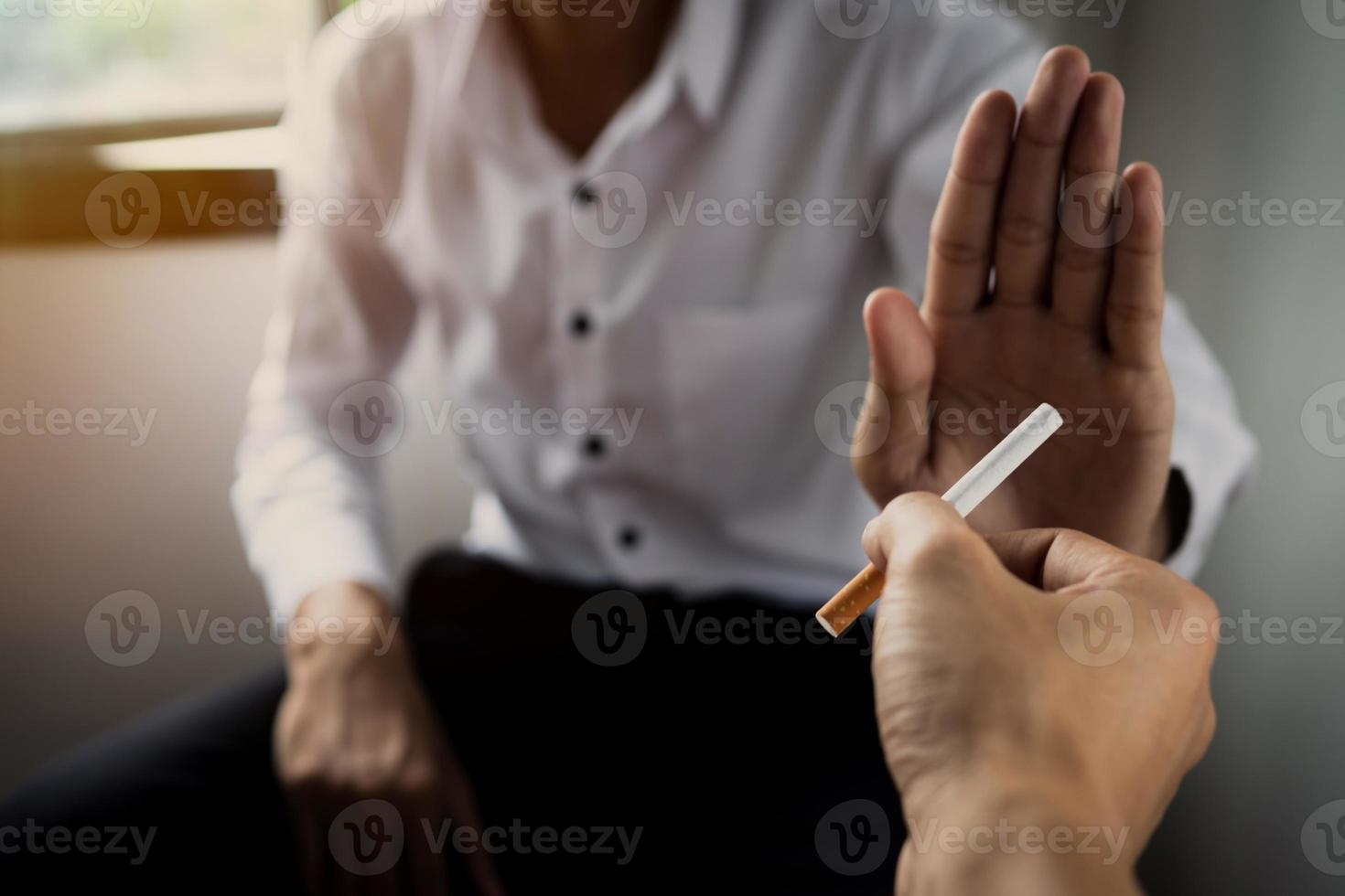 Person, die eine Zigarette ablehnt foto