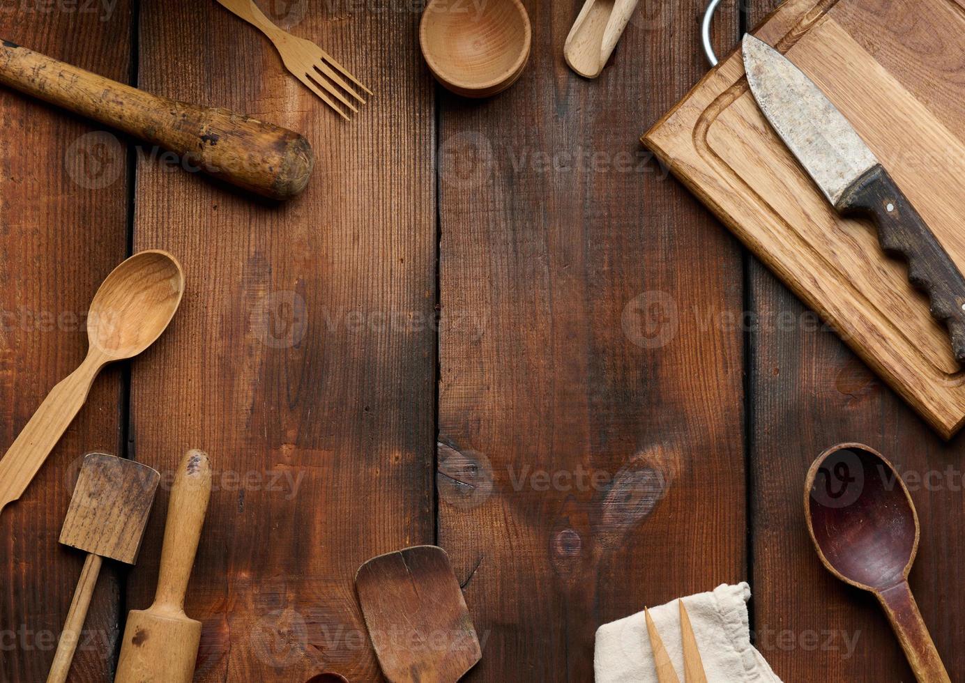 hölzern Küche Jahrgang Artikel Messer, rollen Stift, leeren Löffel auf braun hölzern Tisch, oben Aussicht foto