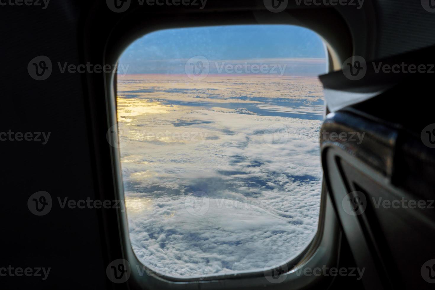 luftaufnahme des blauen himmels mit wolken vom fensterjetflug foto