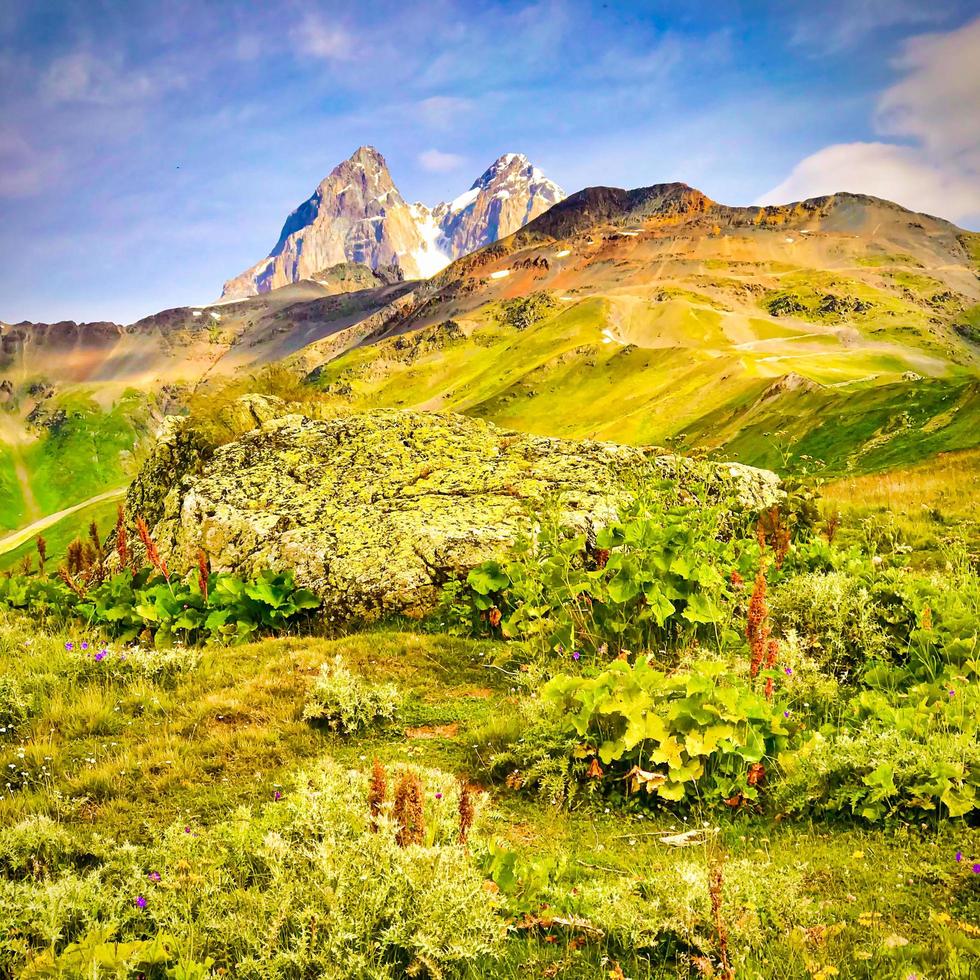 Kaukasus Berge im Frühling foto