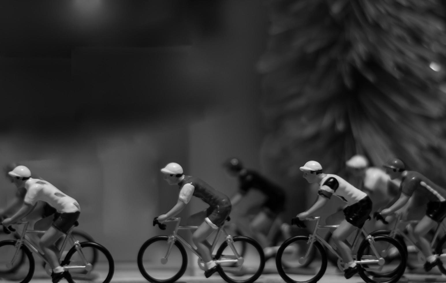 Miniatur-Set von Radfahrern in der Halle foto