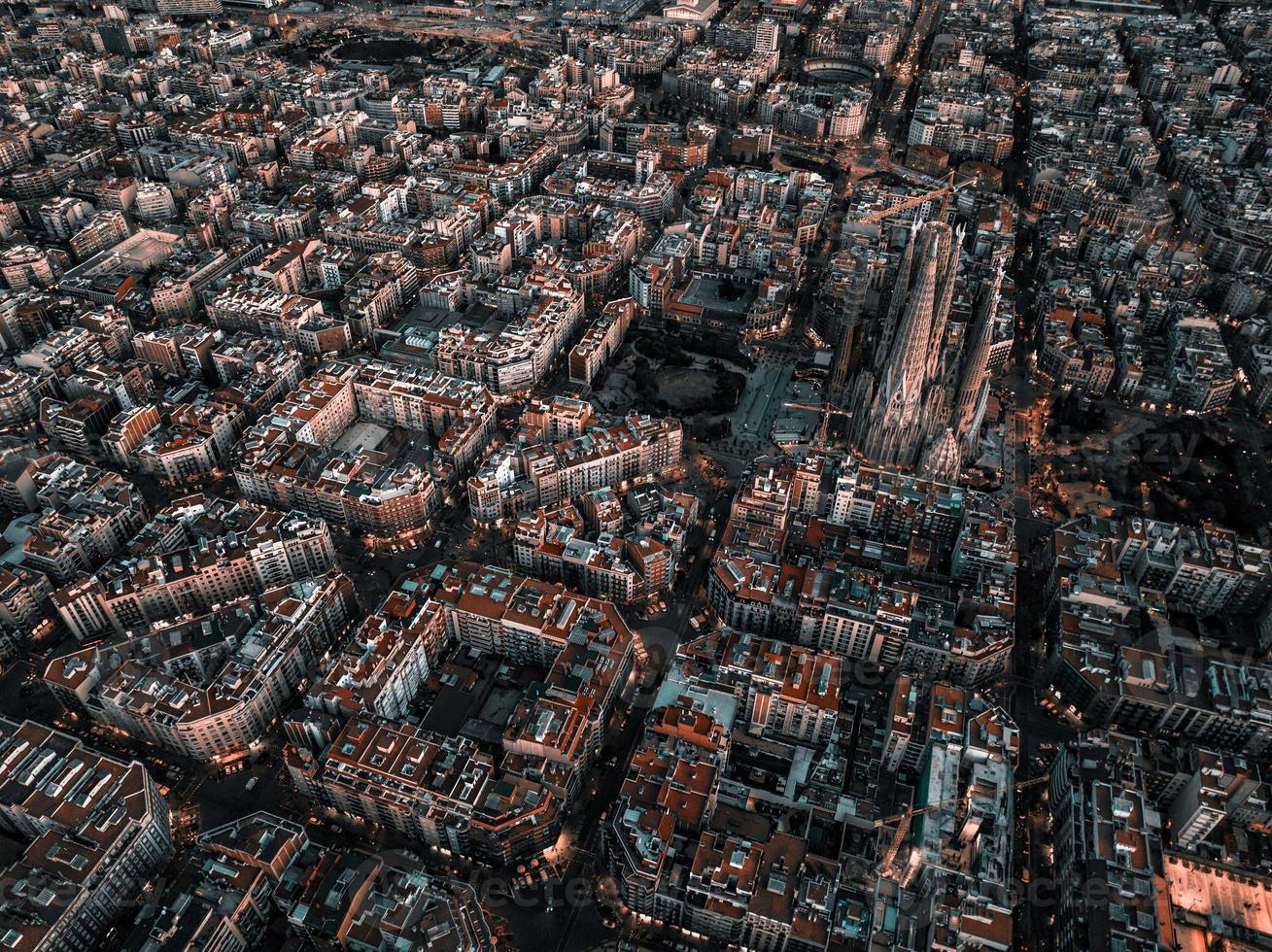 Antenne Aussicht von Barcelona Stadt Horizont und Sagrada familia Kathedrale beim Sonnenuntergang. foto