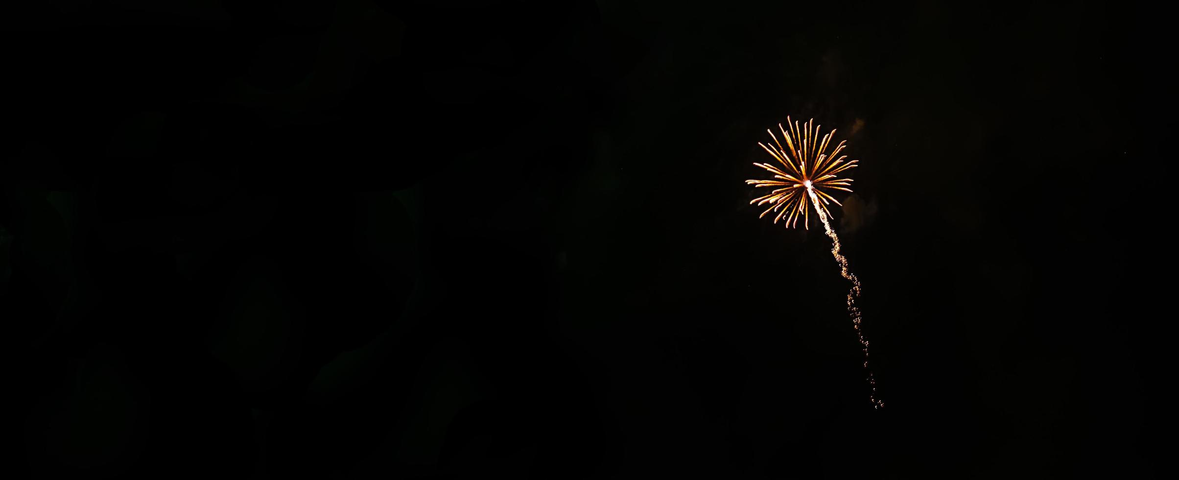 einer klein Feuerwerk im das Nacht Himmel. foto