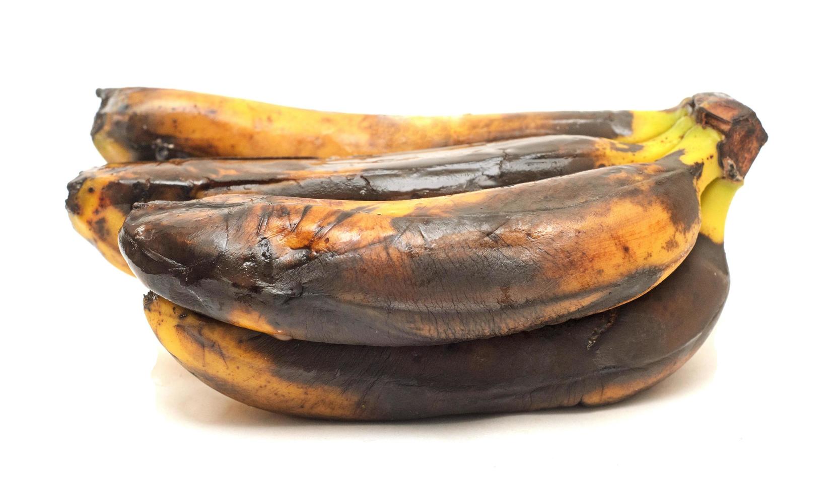 ein Bündel von verfault Bananen isoliert auf Weiß Hintergrund foto