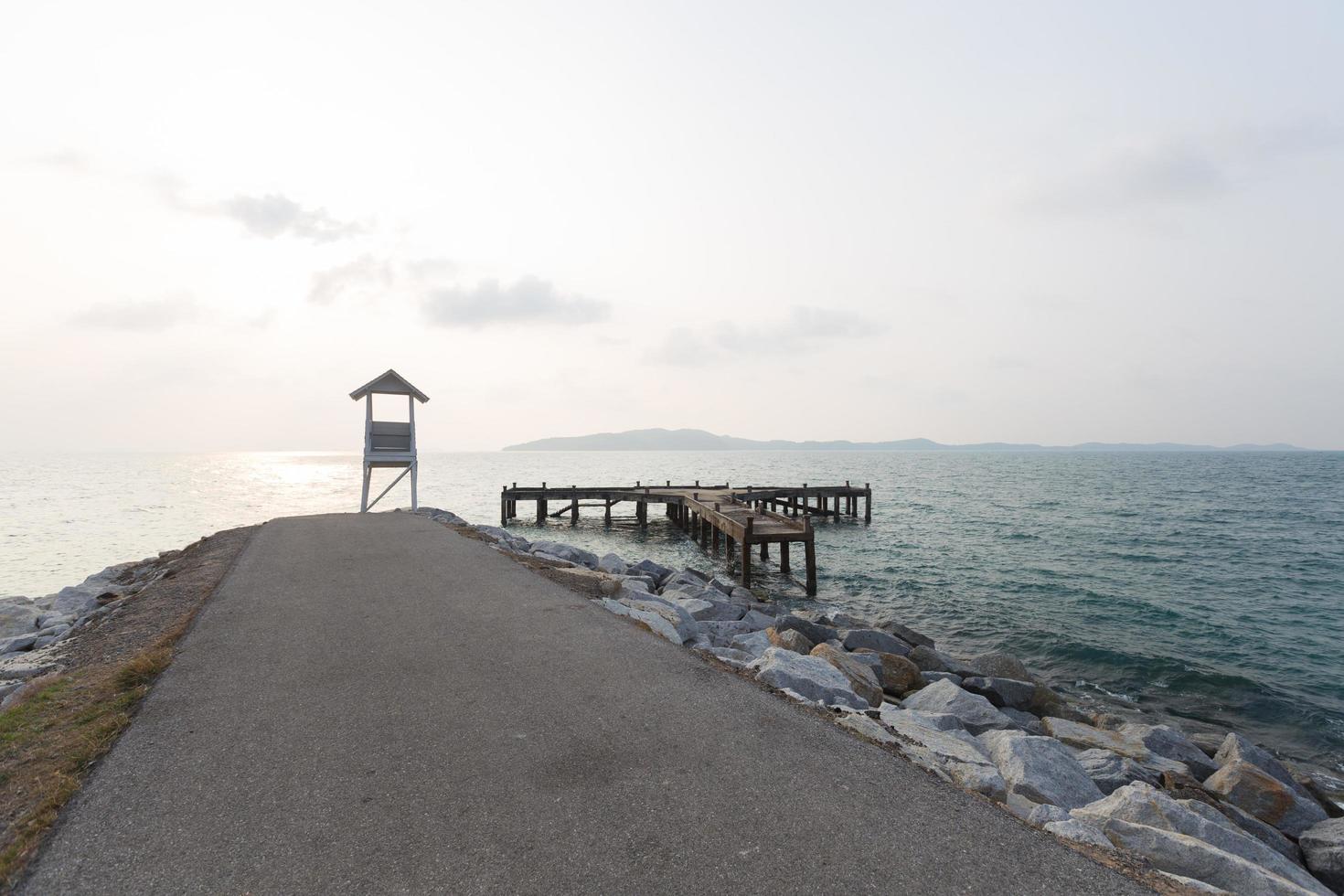 kleiner Leuchtturm am Meer foto