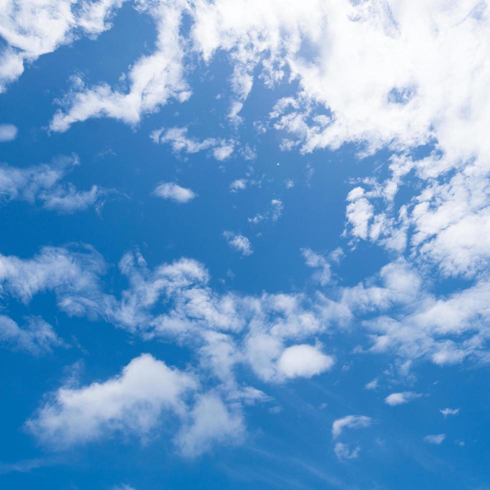 Wolken und heller Himmel foto